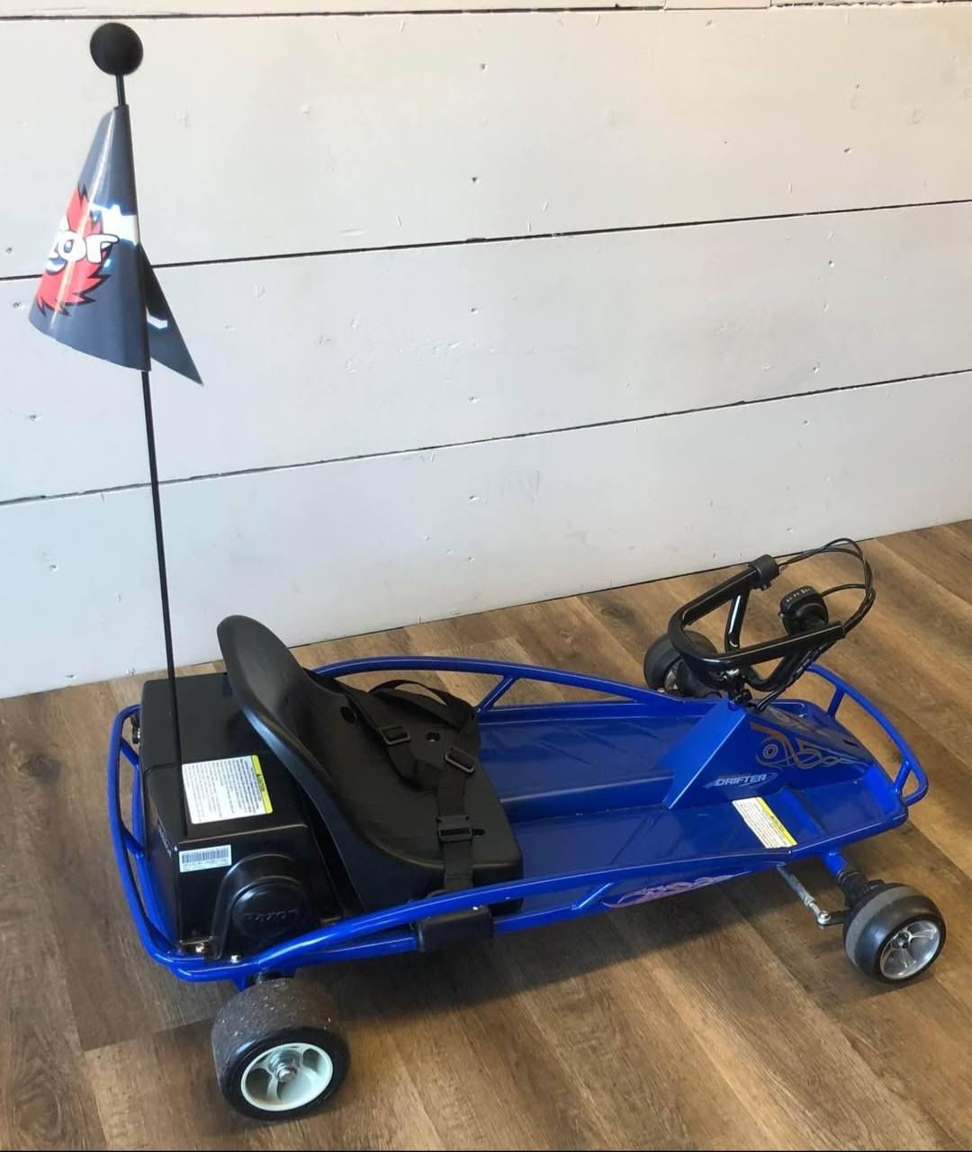 السلام عليكم
من رخصة مشرفين الصفحة 
سيارة درفت للبيع بسعر ٢٥٠ دولار استخدام قليل 
للعلم سعرها ٩٥٠ دولار وتكدرون تتأكدون بالمواقع ....
"جو كارت" كهربائية مصممة للانجراف (Drifting) 

المواصفات التقنية والأداء

الصناعة : شركة رازور امريكية

التحكم : يتم التحكم في التسارع عبر زناد في المقود، مع وجود مكابح خلفية يدوية .

السرعة: تصل سرعتها القصوى إلى 19 كم/ساعة (حوالي 12 ميل في الساعة).

نظام الطاقة: تعمل بمحرك كهربائي يتميز بعزم دوران عالٍ ونظام دفع بالسلسلة (Chain-driven motor).

البطارية: مزودة بنظام بطارية 24 فولت (بطاريتان 12 فولت قابلة لإعادة الشحن)، وتوفر مدة تشغيل تصل من 40 دقيقة ال ٦٠ دقيقة تقريباً من الاستخدام المتواصل مع امكانية تبديل البطارية موجودة في السوق .

زمن الشحن: تحتاج البطارية إلى حوالي 3 ساعات لإعادة الشحن بالكامل. 

التصميم والميزات
إطارات الانجراف: تتميز بعجلات خلفية ملساء ومصنوعة من مادة خاصة تسمح للعربة بالانزلاق والانجراف (Drift) بسهولة عند الانعطافات الحادة.

التحكم: تحتوي على دواسة تسارع تعمل بلمسة الإبهام (Variable-speed trigger) ومكابح يدوية للتحكم الفوري.

الهيكل: مصنوع من الفولاذ المتين لضمان الاستقرار أثناء القيادة السريعة، كما تتضمن حزام أمان للمقعد لضمان سلامة الراكب.

سعة الوزن: للأطفال من سن 8 سنوات فما فوق الى الشباب ، وتتحمل وزناً يصل إلى 63 كجم تقريباً .

العنوان بغداد ....


**إذا كنت صاحب هذا الإعلان وتريد حذفه لأي سبب، رجاءا أرسل رسالة إلى الدعم الفني**