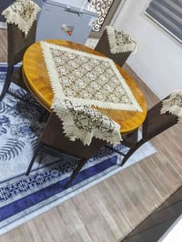 ميز طعام • مستعمل • نظيف