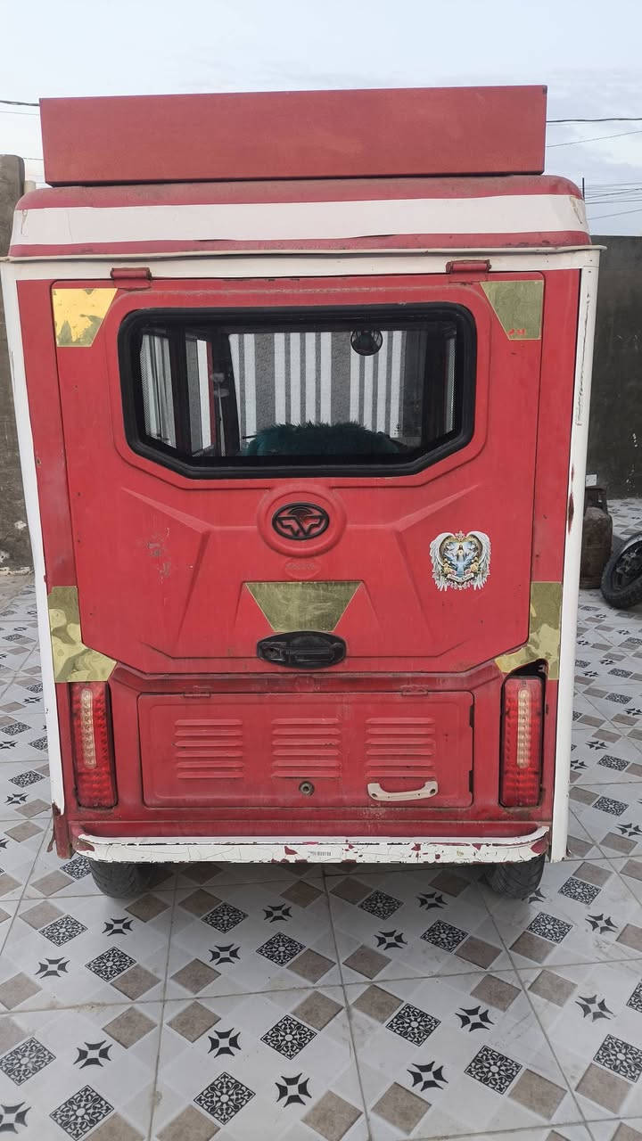 سلام عليكم تكتك اوراق اصوليه 
خمسه راكب          موديل 2017
محرك 25مامفتوح ولا ملعوب بي
كهربائيات خلفيه واماميه شغاله
سعره واحد وثمن ميه18000
بابل جبله
***********
