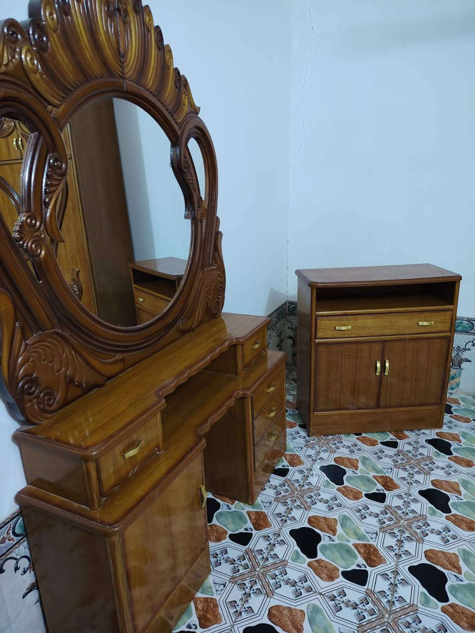 يوجد غرفه اخشاب جديده للبيع البكان قضاء على الغربي الشراي يتصل على الرقم***********
