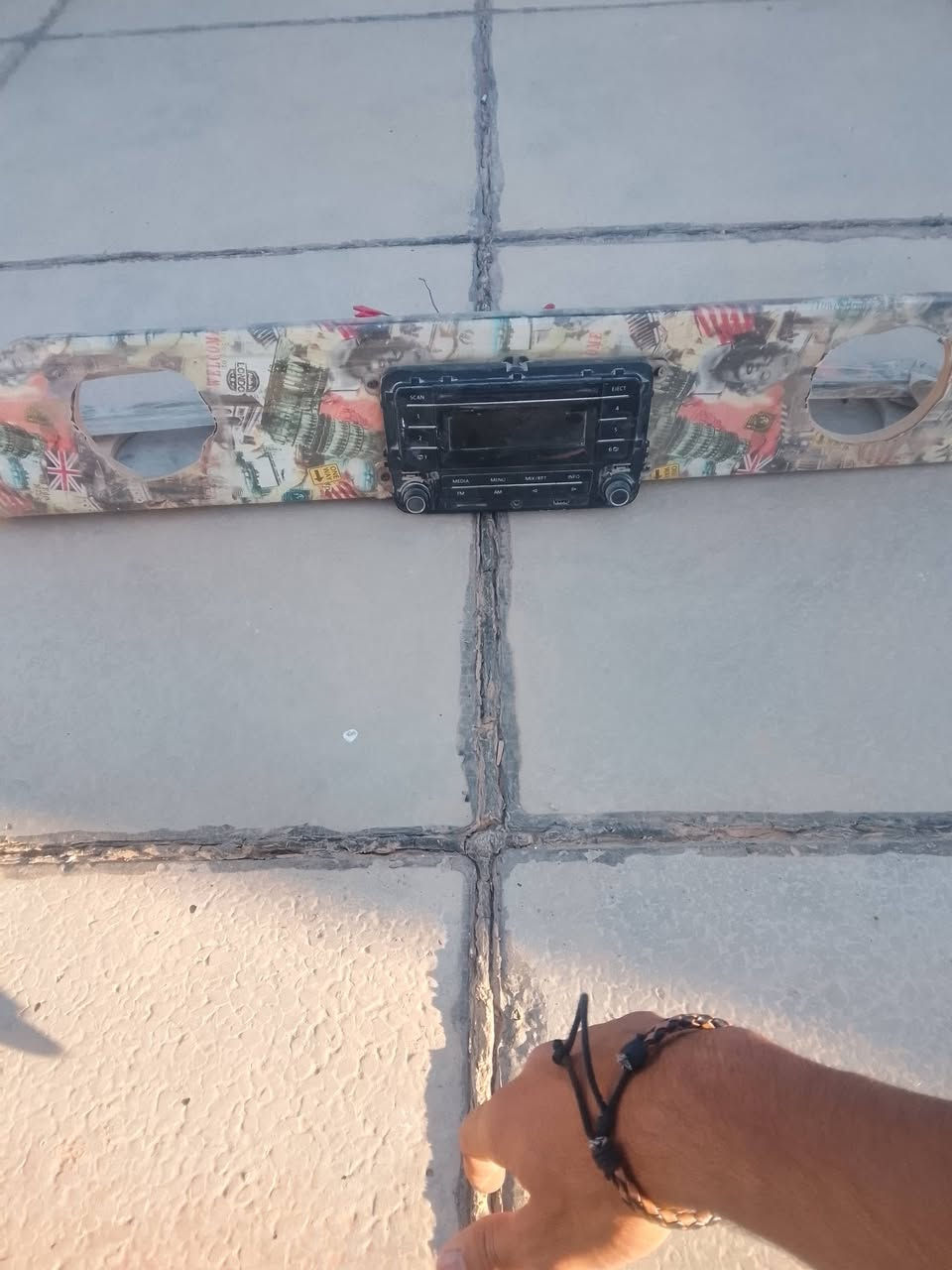 اسلام عليكم بوش هورنات نضيفات كلش بس ابيع فحم يعني بس شكل هنه عوزهن كتفات يمكن أو مسجل هوه او خشبته ابيعن سوه السعر مناسب كلش الستفسار ***********
