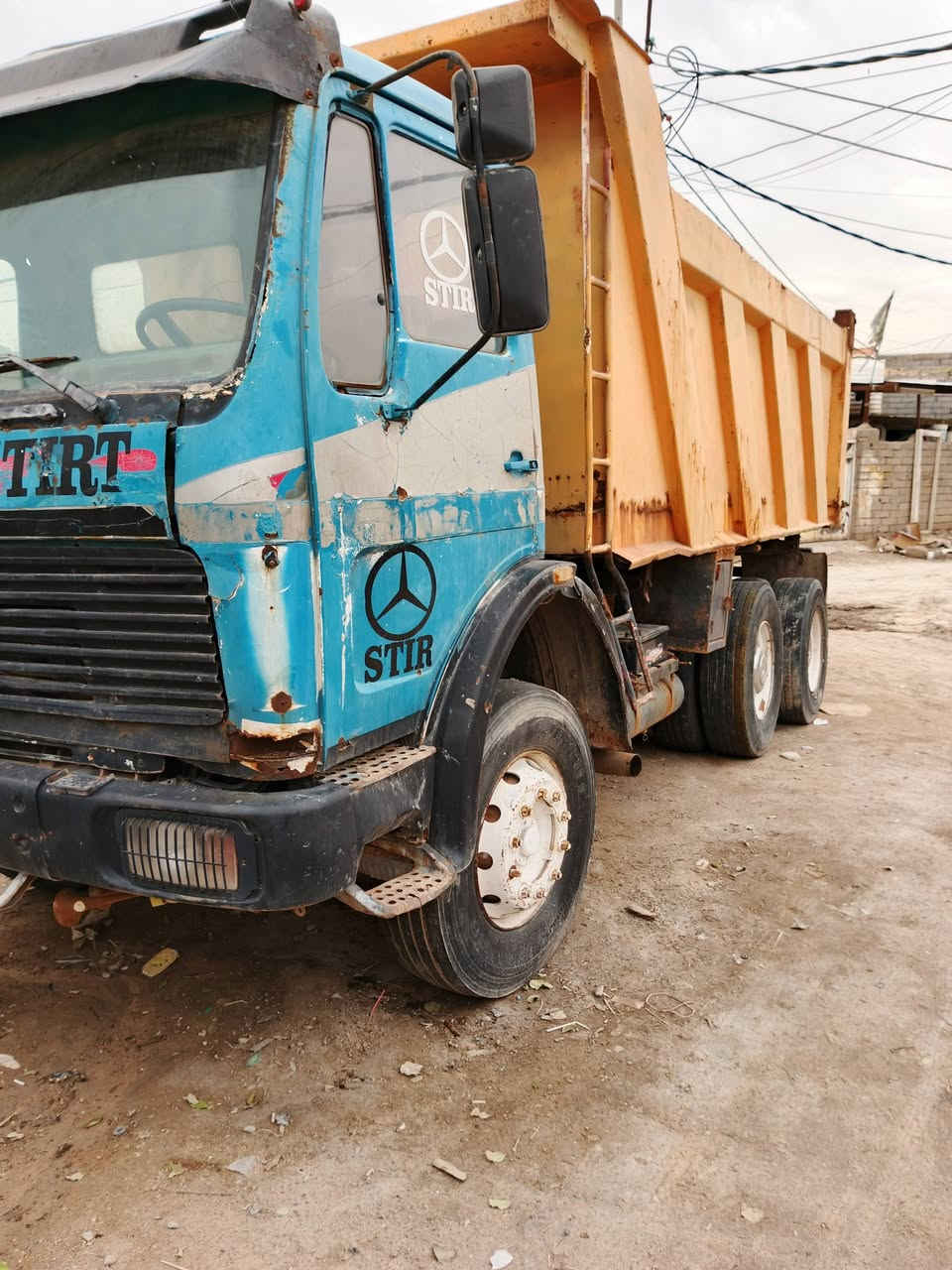 السلام عليكم سياره للبيع قلاب موديل 75 كير 130 مكينه 8 لا تنقص ولا تبخر شاصي مكفول  رقم بغداد سياره جاهزه للشغل سعر 115 بها مجال ***********
