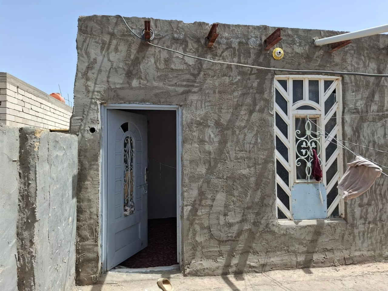 ........يالله.......
من رخصت المدير المحترم
يوجد جميع العقارات والقطع والاراضي السكنيه 
بيت مساحه 105 مربع طابقين
الطابق الاول غرفه نوم +صاله+استقبال+صحيات+مساحه بيت
الطابق الثاني+غرفتين+صاله+صحيات
البيت مرتب خير من الله قريب عل التبليط يوجد كافة الخدمات المكان شارع المطار شارع اسواق فدك
رقم الهاتف+ واتساب ***********
