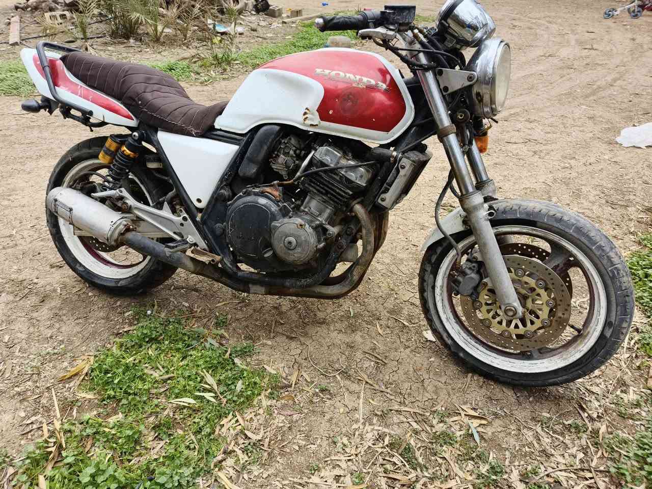 السلام عليكم شباب دراجه سيبي فور 400 الدراجه كامله محرك مفتوح بس مجفت تجفيت مضبوط اي تبخير مابيهة كهربأيات كلهة شغاله دبلات خلفي جدد الدراجه نقصهة كفر يسره اشاره يمنه اماميه فقط اي نقص مابيهة السعر مليون و350وبيهة مجال ***********
