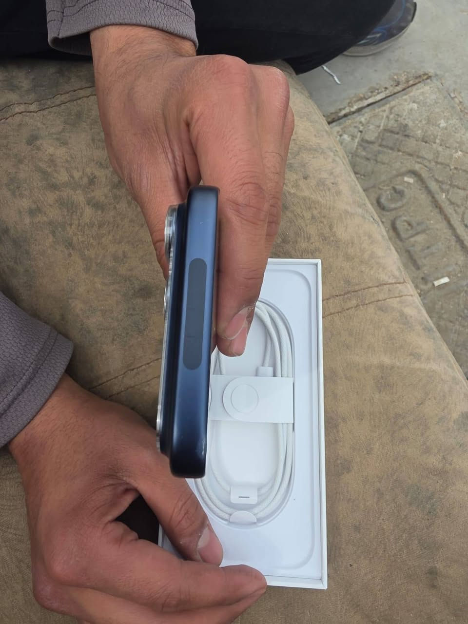 سلام عليكم
ايفون 17 برو ماكس
بطاريته 100‪%. 
مشحون 85 مره
ذاكره 256‪
الجهاز فاتحه على ايدي نضيف حيل
بس بي ضربات بالشاصي مثل ما واضحات
سعره 1.850. مليون و850 نهياته قفل
ملاحظه/ توصيل ماعندي
مكاني مدينه الصدر
***********
