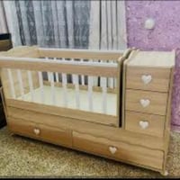 سرير اطفال • استعمال قليل • محاويل