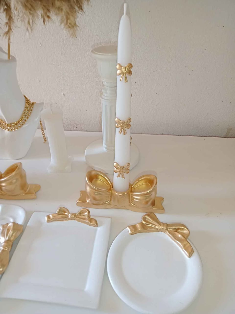 Ensemble pour coiffeuse :  plateaux porte accessoires, bougeoirs, bougies parfumées,porte bague,porte anbar avec grand miroir style vintage 27/18cm, disponible en blanc et doré,les autres couleurs sur commande et livraison disponible الجزائر, بئر مراد رايس


**إذا كنت صاحب هذا الإعلان وتريد حذفه لأي سبب، رجاءا أرسل رسالة إلى الدعم الفني**