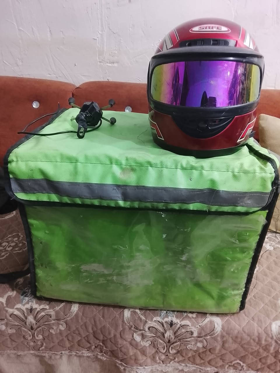 السلام عليكم خوذة وستان وصندوك ب50 قفل مكان بغداد الدورة ابو دشير *********** لتعبني
