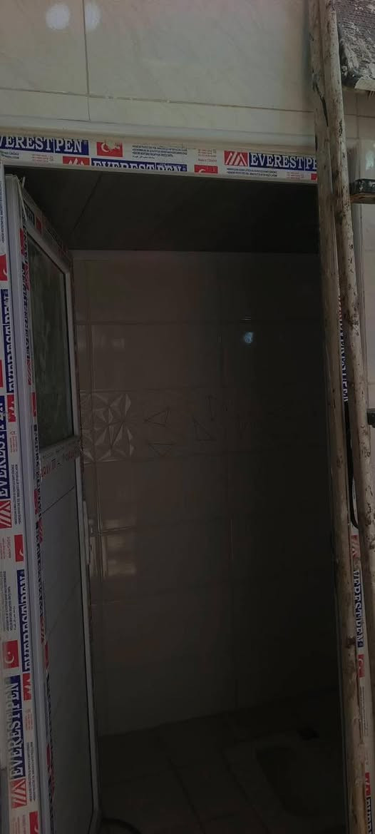 دار البيع طابقين قوس الوفاء 100 متر على ساحه غرف ثلاثه صاله عدد اثنين مطبخ صحيات عدد ثلاثه استقبال مفتوح الصاله سعر البيع 148 بي مجال اتصال بالمكتب اوخاص واتساب ***********

