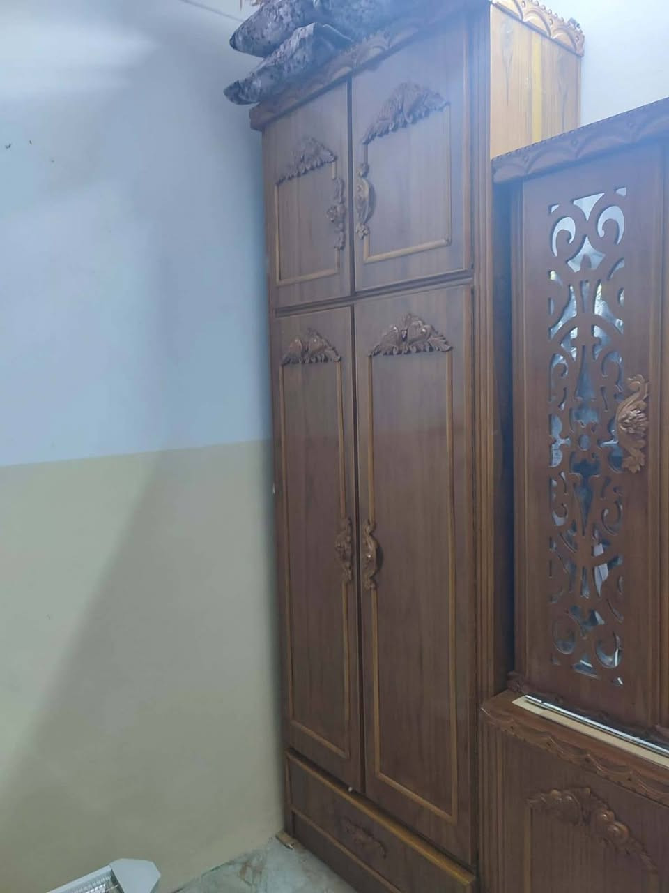 غرفة نوم مستعمل للبيع مكانها تلعفر سعرها 800 وبيها مجال غرفة حيل نظيفة للاتصال ***********
