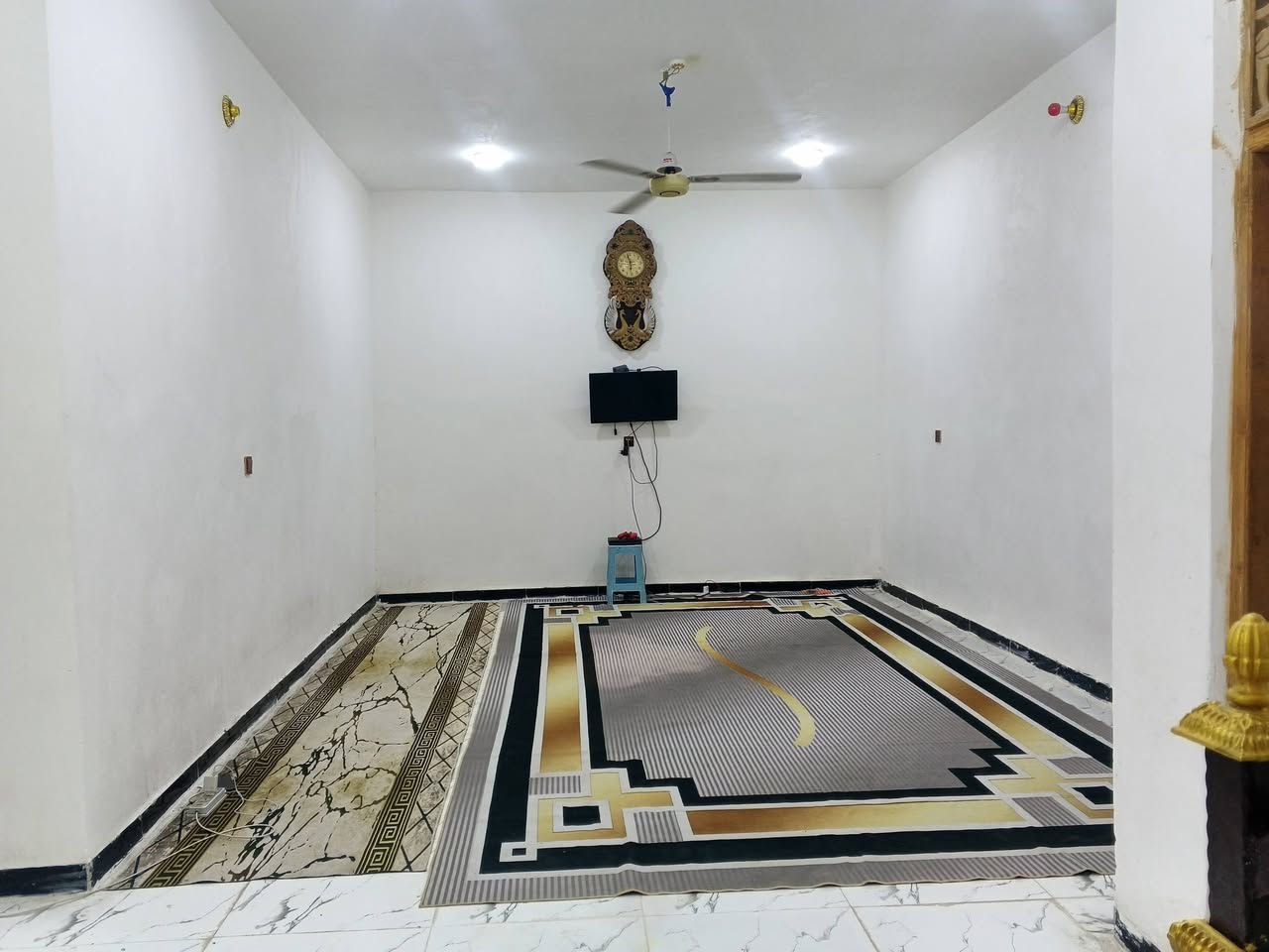 سلام عليكم ورحمة الله وبركاته

بيت للبيع حديث البناء زراعي سند 25
مساحة 200 متر مربع

يتكون البيت : أساس كونكريت و سقف
عكاده
البناء بلوك وستاره طابوق معمل
محتويات البيت :
استقبال كبير
مطبخ كبير
صاله كبيره
غرف عدد ثنين
مناور عدد ثنين
صحيات داخليه و خارجيه
سطح شتايكر

يبعد عن شارع العام الرئيسي- ديوانية نجف  50 متر فقط
العنوان : ديوانية - شافعيه معمل - مقابل مستوصف 

تواصل و الاستفسار على الارقام التالية
***********
***********
