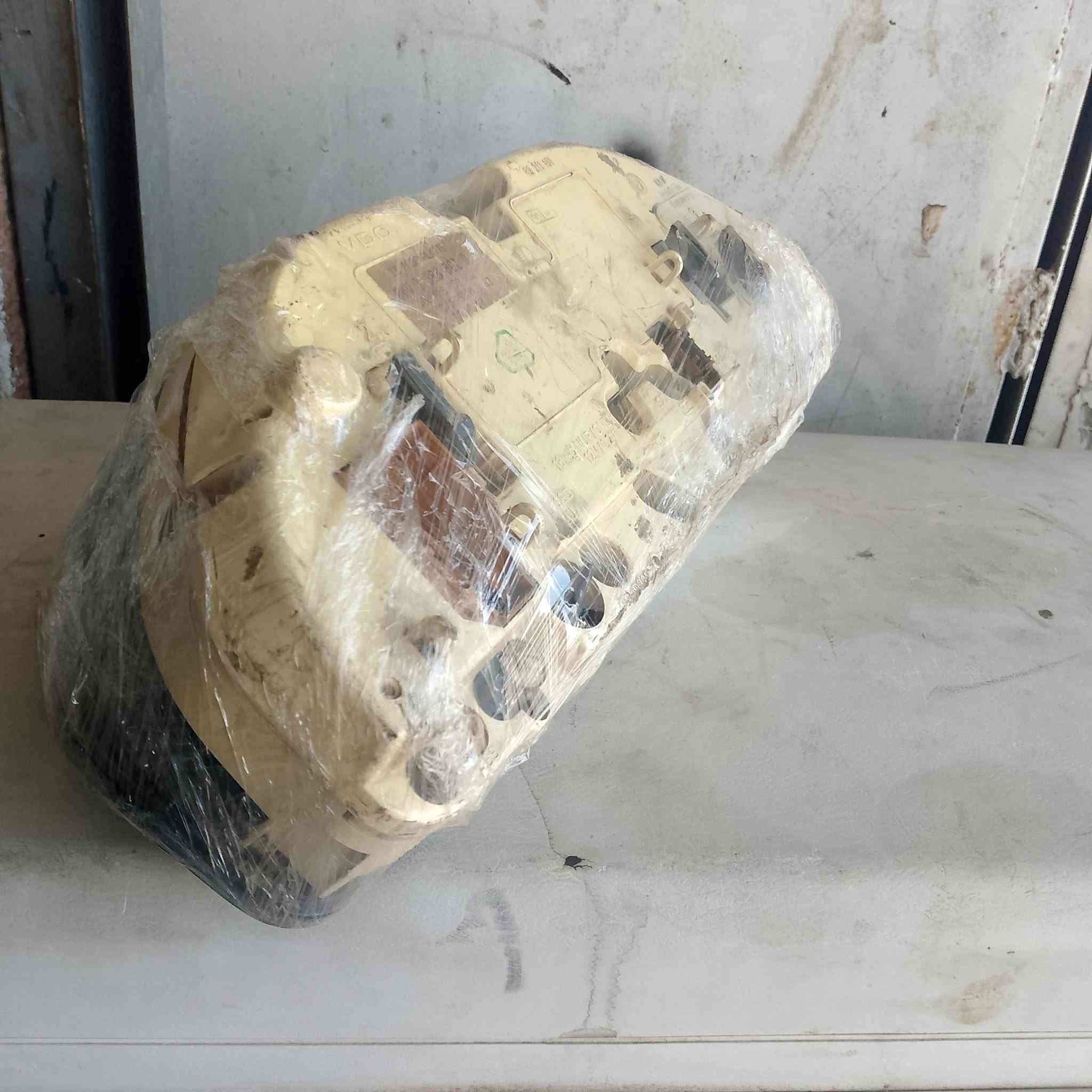 السلام عليكم غراض حاوية للبيع 700/500 بسعر مناسب شتحتاج موجود عنوان بغداد شارع فلسطين ***********
