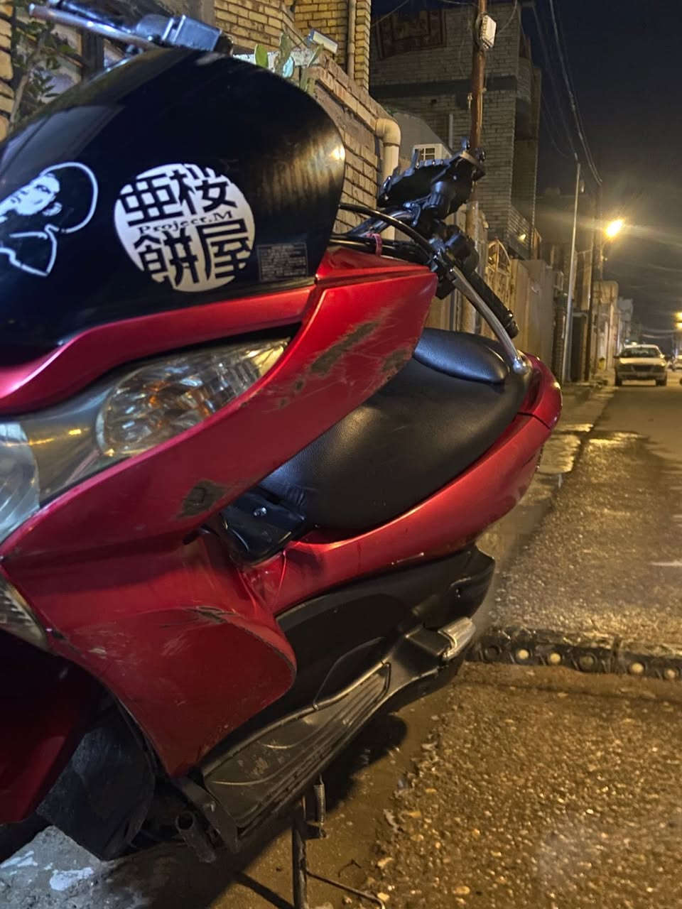 السلام عليكم  دراجه PCX جيل الاول مكينه بلادي ما مفتوحه ابد دراجه نضيفه الكفرات مضررات شيء بسيط مثل مموضح بلصوره  وستاند تعليق ما بيها غير هذن  ذكرتهن ودراجه كدامك بلصور نضيفه سعرها مليون و200وبيها مجال هاذ رقمي ***********واتساب مكاني بغداد الاورفلي
