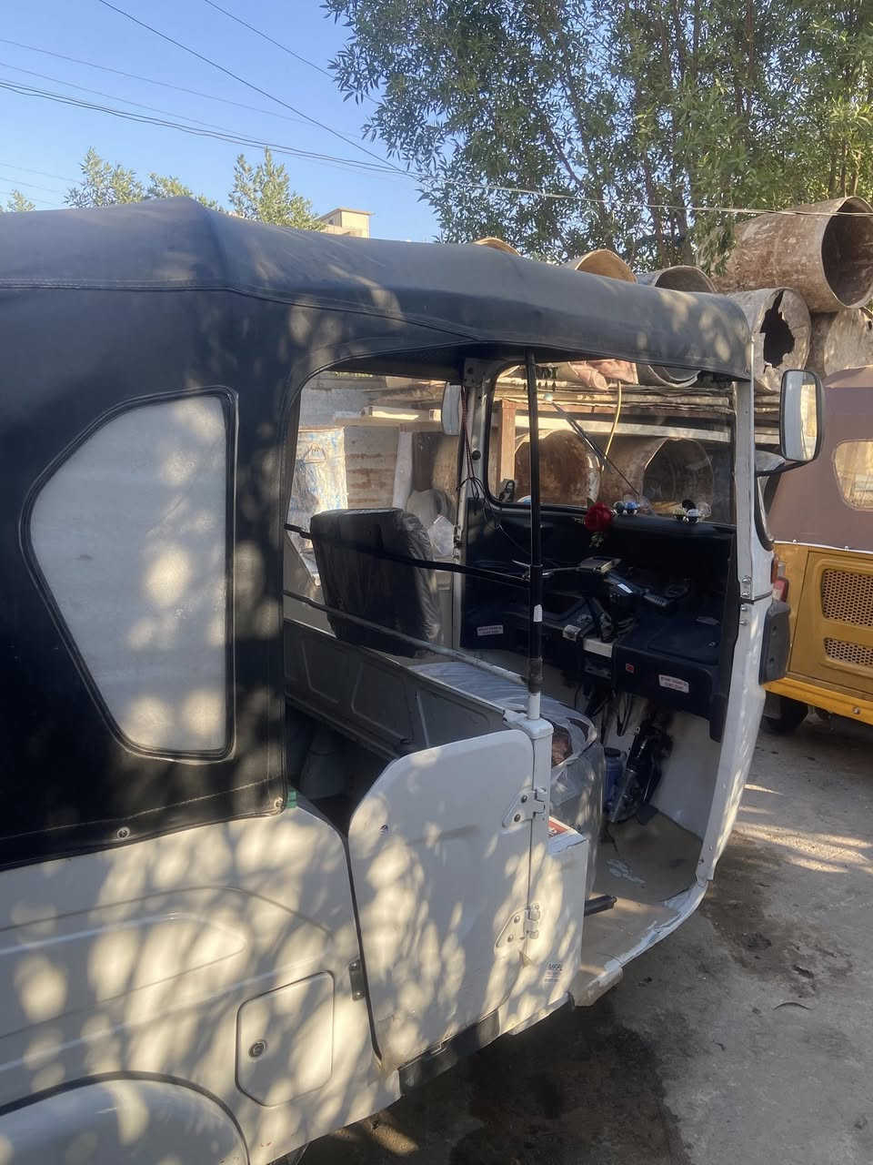 سلام عليكم تكتك ابيض لبيع 22شهر 11
 مكينه وكسل ما مفتوح كفاله 
 لغود كفاله
  تخم تاير جبلي جديد                     
رقم نكليزي بسمي حصرا
 جادر اصلي بلادي
 كهربايات كلها شغاله
 مدوشمه 
 ما تذب عليها ربع كبل لشارع تكتك جديده  
ملاحضه 
بيها صبغ بل تكمه الوره موضح بل صوره
 ودوس مصبوغات فقط 
تكتك مال جناي 
الرقم *********** 
بغداد العبيدي شارع عشرين 
سعر تمانيه وتسعميه 8900 وبيها مجال
