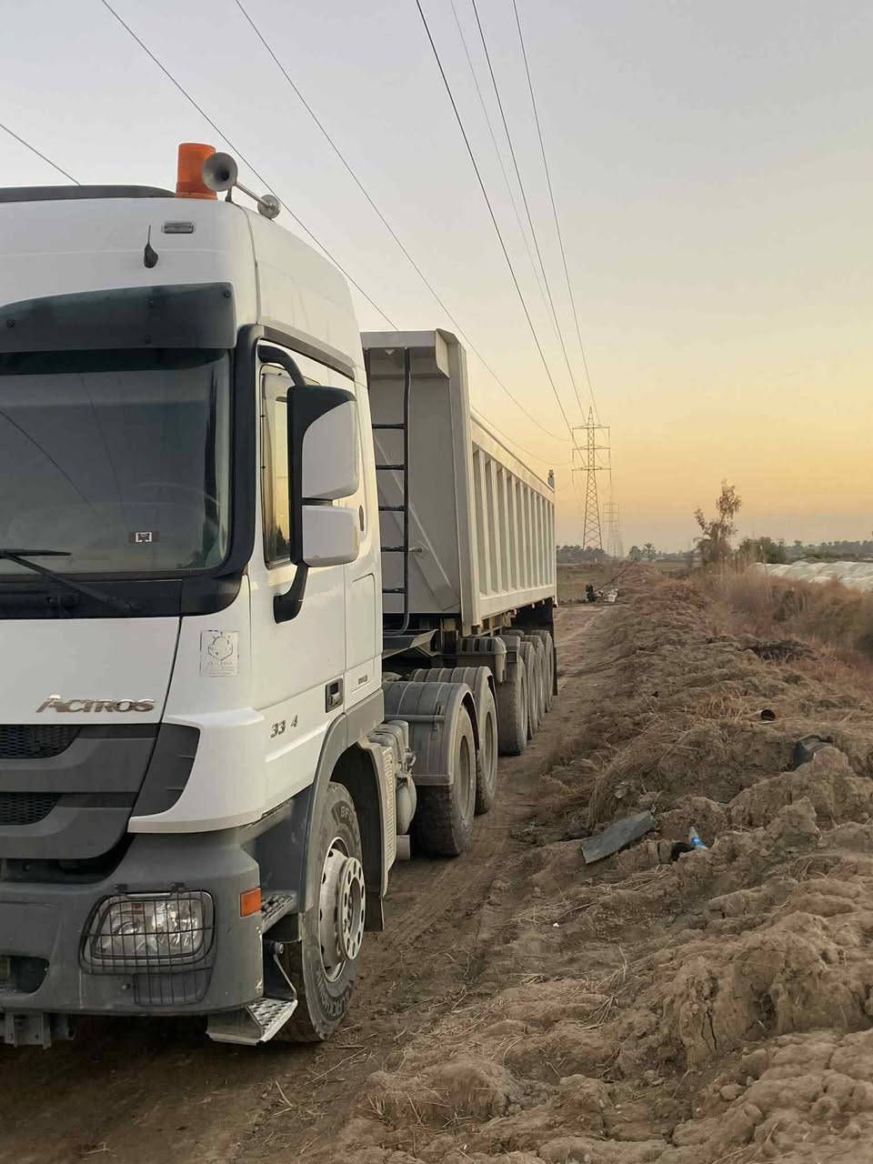 السلام عليكم للبيع اكتروز نساف معلايه موديل 2017 تخم تاير عربانه 4محور ثنين رفاع طول 33 متر السعر 11 دفتر وبيها مجال المكان حله محاويل للاتصال *********** 
***********
