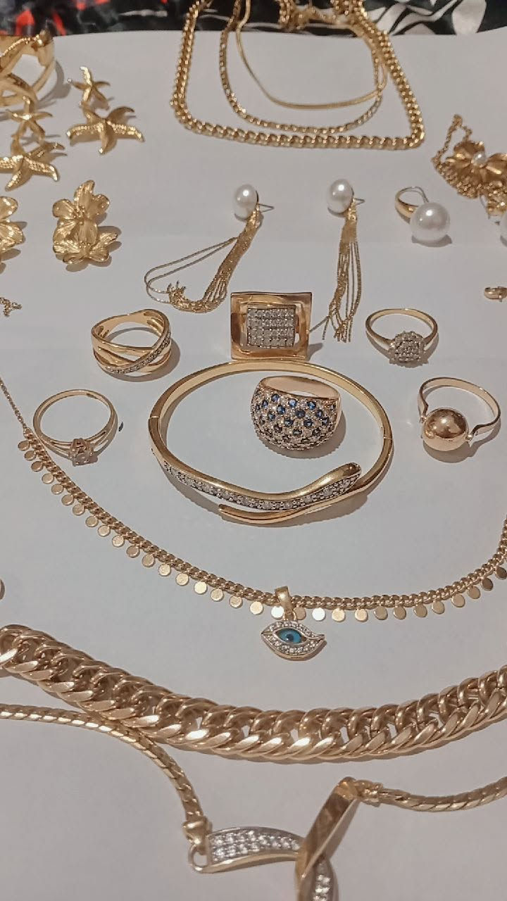 بنات شكون ملّات من الاكسسوارات اللي كتصدى فسيمانة؟ 😩 

✨ جبت ليكم الجديد 
طقم Plaqué Or 5 Couches 
✅ 5 طبقات دهب = اللون ثابت 
✅ فيه الفضة و النحاس = ما كيديرش الحساسية 
✅ شكل راقي يليق مع الخدمة و المناسبات 

الثمن: [الثمن] درهم فقط 
التوصيل لبني ملال و خنيفرة و المدن كاملين 🚚

الكمية محدودة 💛 اللي بغاتو بريفي دابا


**إذا كنت صاحب هذا الإعلان وتريد حذفه لأي سبب، رجاءا أرسل رسالة إلى الدعم الفني**