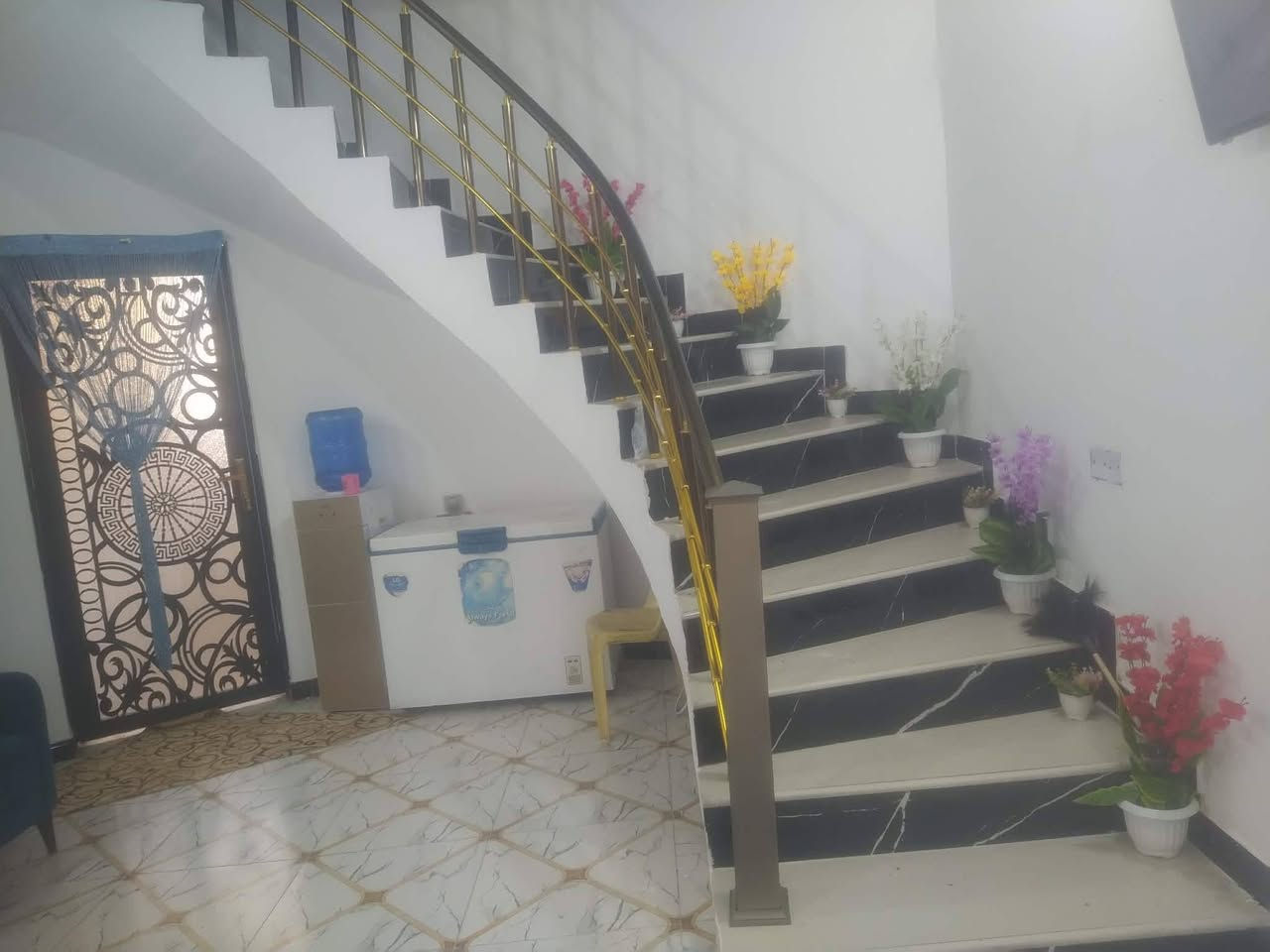 بيت وره الملعب زراعي طابقين مساحه 187 شارع 8 متر شارع السجاد البيت متكون من اربع غرف اثنين فوك واثنين جوه الحمامات نضام سويت بلغرف الجوه هول براني مطبخ حديقه طارمه مع حمامات خارجيه البيت عكاده الطابق الثاني فرمستون سعر 80 مليون وبي مجال


**إذا كنت صاحب هذا الإعلان وتريد حذفه لأي سبب، رجاءا أرسل رسالة إلى الدعم الفني**