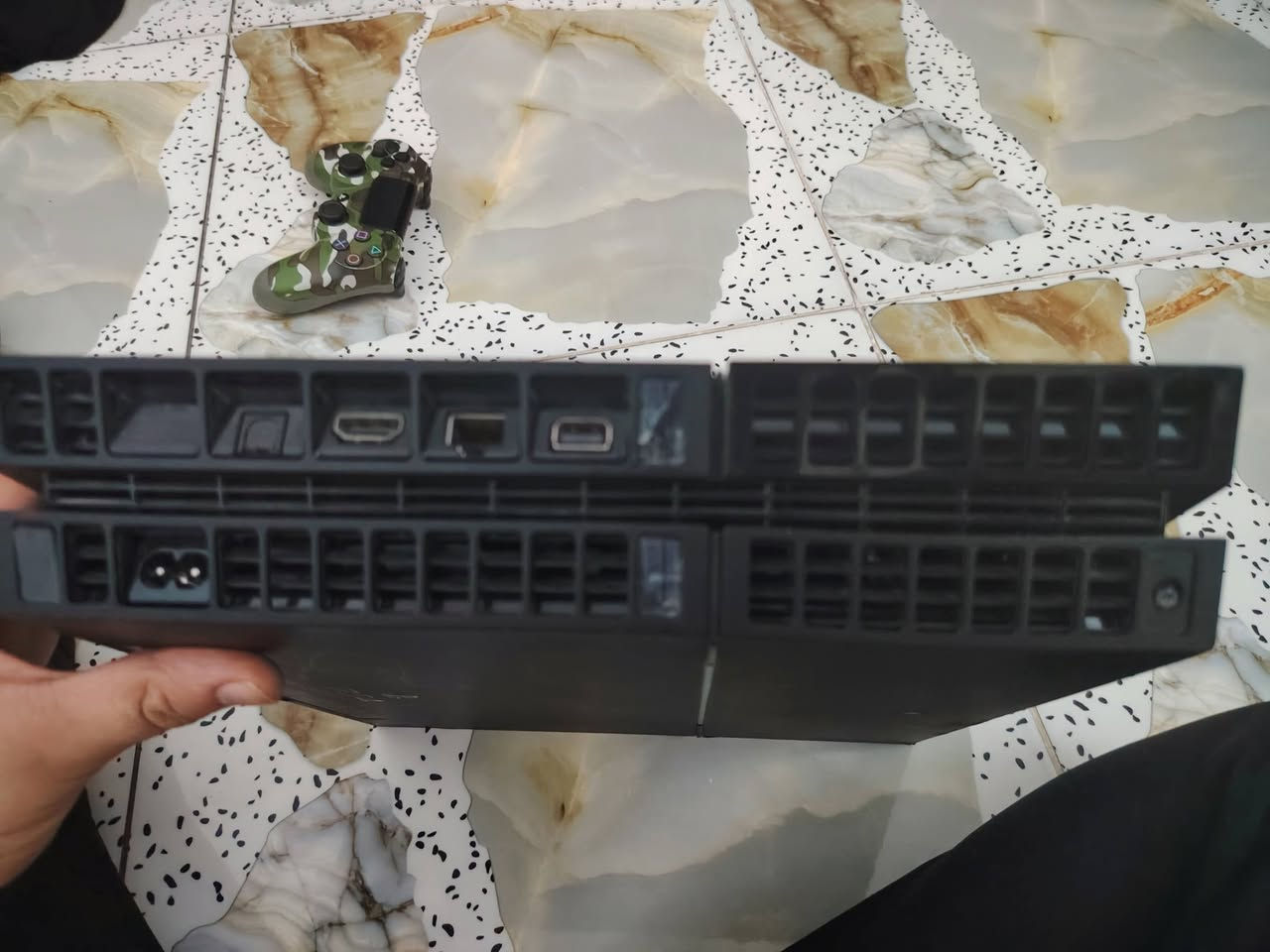 بلي 4 فات مهكر نضام 9.60 نص تيره جويستك نضيفه واصليه والجهاز أيضا نضيف 100٪ كامل الملحقات مشكلته فقط الستيكر فالت الي يحب يشتري او يراوس باكس بوكس يجي خاص


**إذا كنت صاحب هذا الإعلان وتريد حذفه لأي سبب، رجاءا أرسل رسالة إلى الدعم الفني**