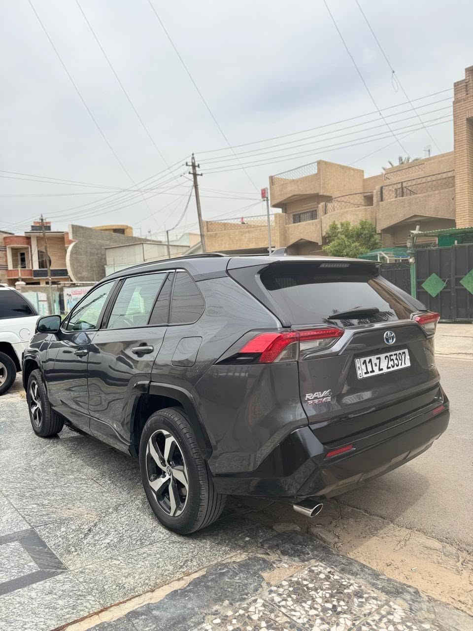 Toyta rav4 hybrid prim Se Plug-in 2023
راف فور برايم هايبرد بلك ان ٢٠٢٣ 
‎بلك ان) يعني يعني تكدر تشحنها )
على كهرباء البيت بيها 3 انظمه قياده 
‎ يعني تخليها ع الشحن مثل التسلا وتمشي بيها مسافة ٨٠ كيلو فول كهرباء بسرعه مفتوحه ومن يخلص الشحن  يشتغل الهايبرد والبانزين 

‎ماتتقارن بلهايبرد العادي لان اذا يوميه تشحن التفويله بانزين تكفيك ٤أشهر
1سلايد 2تدفئة+تبريد بالكشنات 3رادارت 4صندوك كهرباء ، بعد بيها مواصفات 
حادث السيارة ضربات متفرقة بصفحة السايق وعكس السايق صبغت صفحتين لتوحيد اللون ايرباك برده فقط 

‎ ماشية30 الف مايل 

‎  رقم بغداد بسمي تحويل مباشر 
 
السعر 205
*********** 

مكان السيارة بغداد / حي الجامعة
