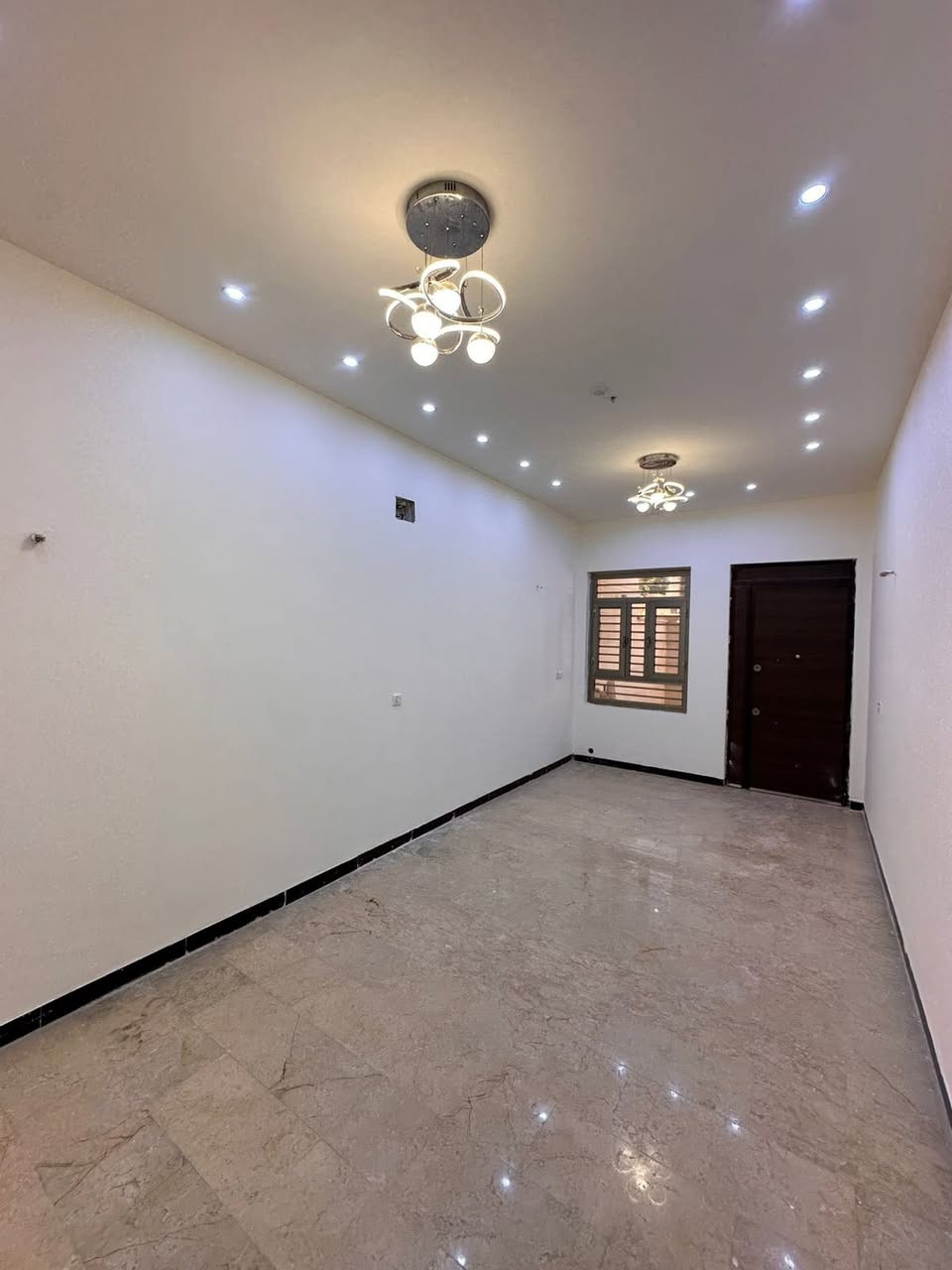 #للايجار في #السيدية
دار مميز 📍زيرو مودرن 150م واجهة 6 م نزال 25 م

💸الايجار مليون ونص مقدم شهرين
حصرا عائلة 🚨 

📍الضباط قرب جامع الكبيسي موقع حيوي قرب خدمات

يحتوي الدار على 5 غرف نوم واستقبال ومطبخ وصالة مع خدمات  4 يتكون من مدخلين وثلاث طوابق وكراج سياره مع حديقة .
✅مجهز كاونتر درجة اولى 

ارضيات مرمر واجهة مرمر ابواب درجة اولى ديكورات 

📞 للاستفسار والتواصل على الرقم

***********
مكتب المصطفى - مقابل لحوم جويلي
