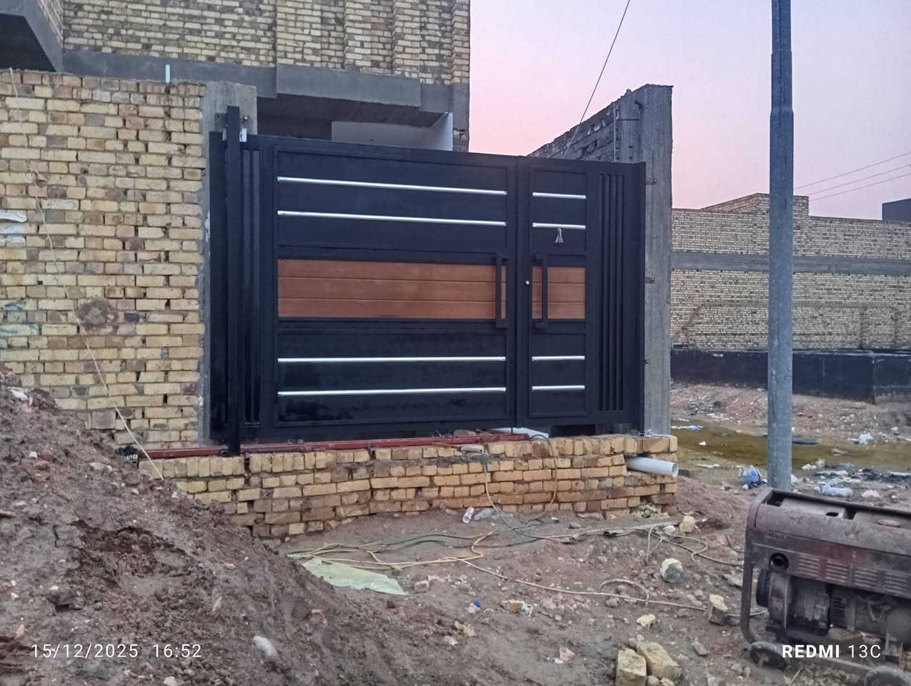 مكاني ديوانيه السدير
حي المقداد خلف مدرسه السدير 
لحداده ابواب والشبابيك التسكام وجميع انواع السقايف 
***********
