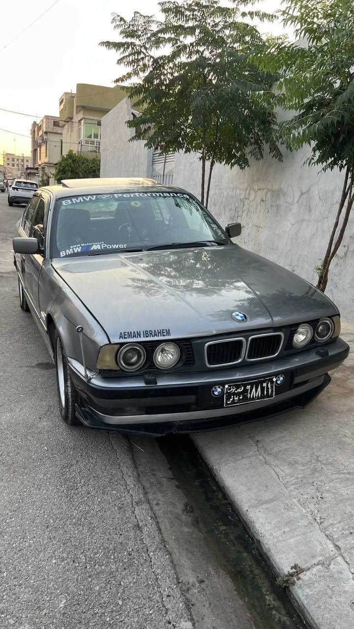 bmw  مودیل 1994
مەکینە ۲٥ دیجیتل فول تۆماتیک دووچام کارەبای 
کێرو مەکینە مەزبوتە جوار تایەی خاوێنی لەبنە
ئەروم پلاستیک پاکانەیە بەگشتی سەیارەکە زۆر مەزبوت جوانە مالی دۆستە بۆپێوەندی کرد 
***********
نرخ 30$  مەعەمەلەی براینە
