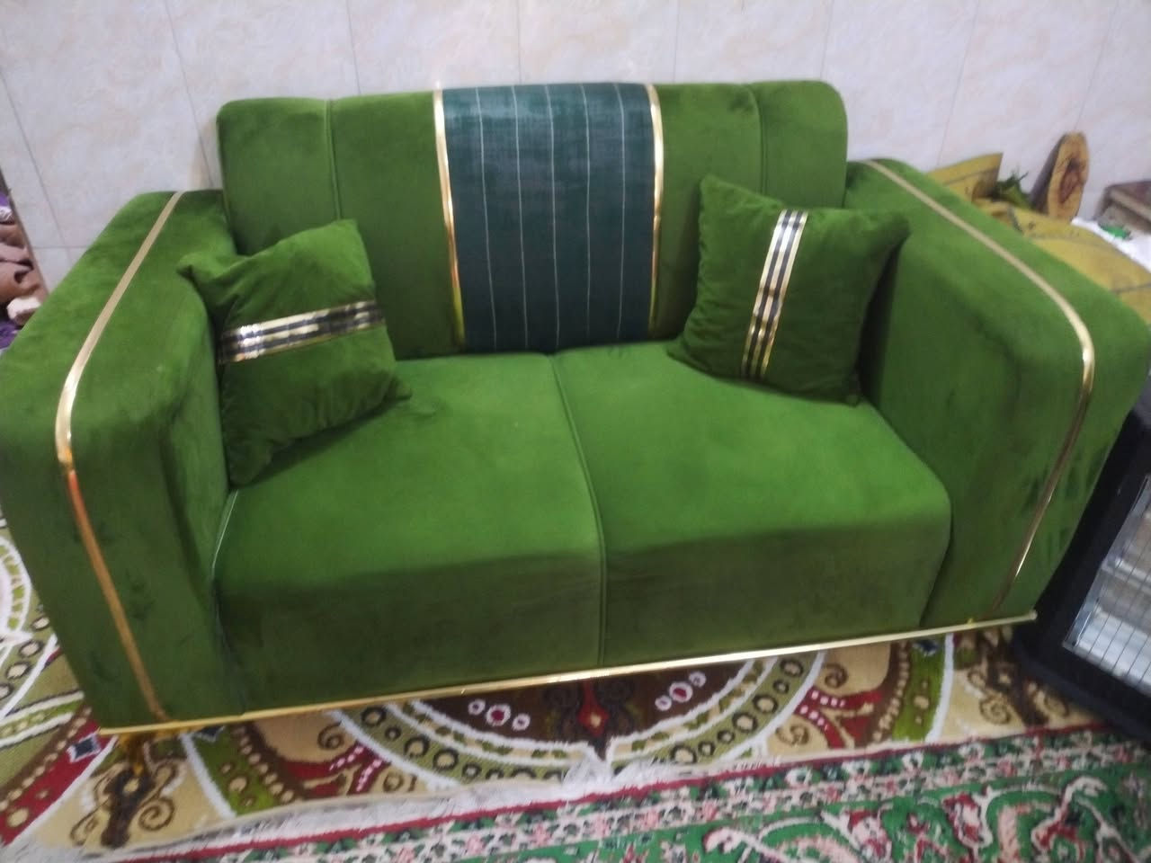 تخم للبيع عشر مقاعد المكان بغداد الحرية السعر 250 للاستفسار ***********
