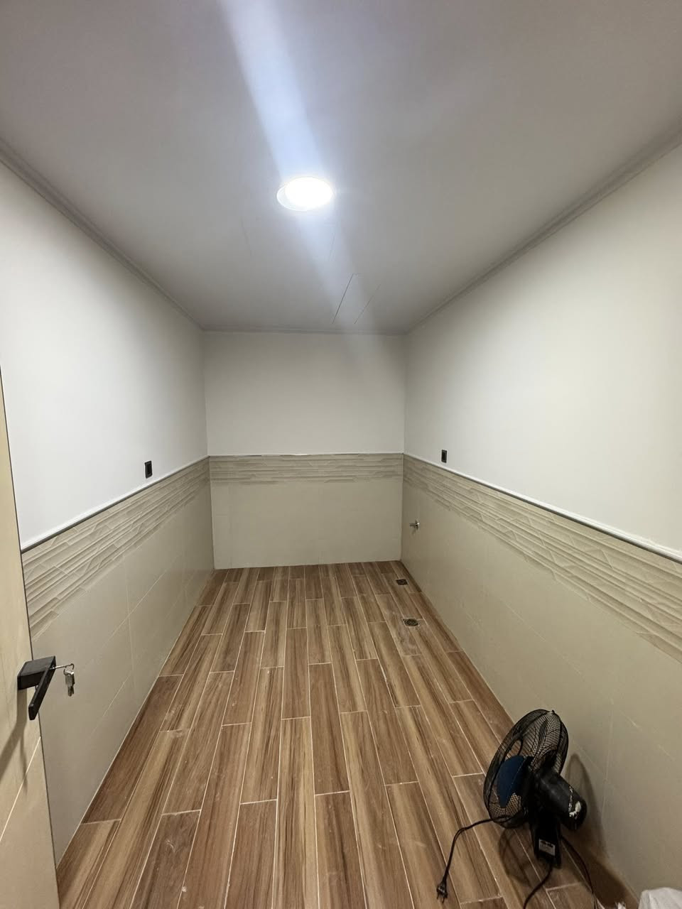 🔱 شقة للبيع في مجمع بوابة العراق 🔱
الموقع📍 : مجمع بوابة العراق 

⭕ المساحة : 228 م

⭕ المكونات : ٣ غرف نوم - ٣ حمام - مطبخ - صالة - بالكون ٢

⭕ السعر : عند الإتصال او حضورياً 

⭕ للإستفسار : ( الواتساب متاح ) 📱

***********

⚠️” تحذير : هذا العرض قد يختفي قبل أن تقرر !“

🟢 نستقبل عروض البيع ، الشراء ، الإستبدال ، إدارة الأملاك ، و الإيجارات بأنواعها ( سكني ، تجاري ، خدمي ) 🟢

عنوان المكتب📍: بغداد - الكرادة داخل - قرب مطعم الصبايا - فرع مدرسة لبنان ( موقعنا مثبّت على Waze , Google maps ) 

#البارق_للعقار
