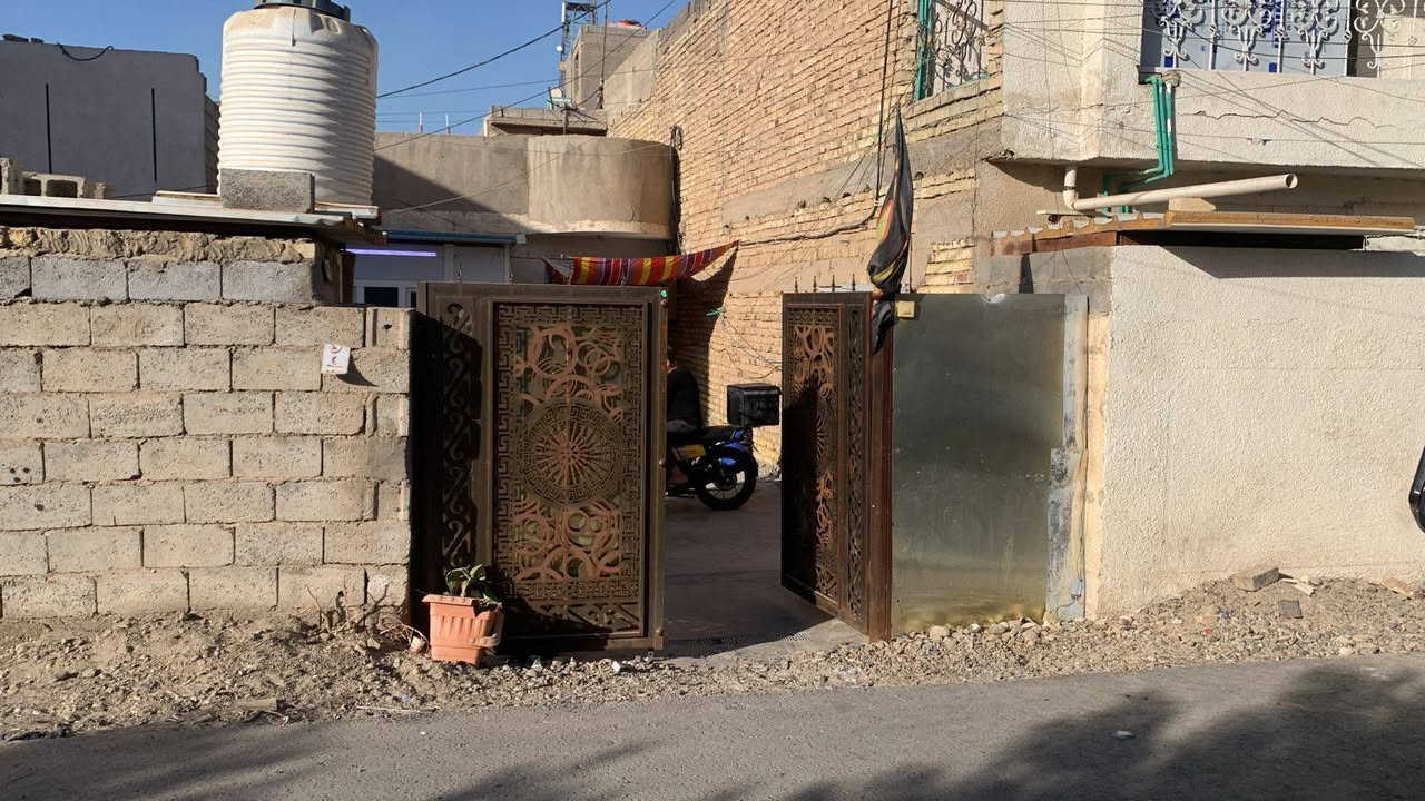 لموقع السريدات المربع الاول
بيت للبيع شارع حجيه صبريه 
مساحه 200متر واجه6 نزال34  
ا للاستفسار ***********
