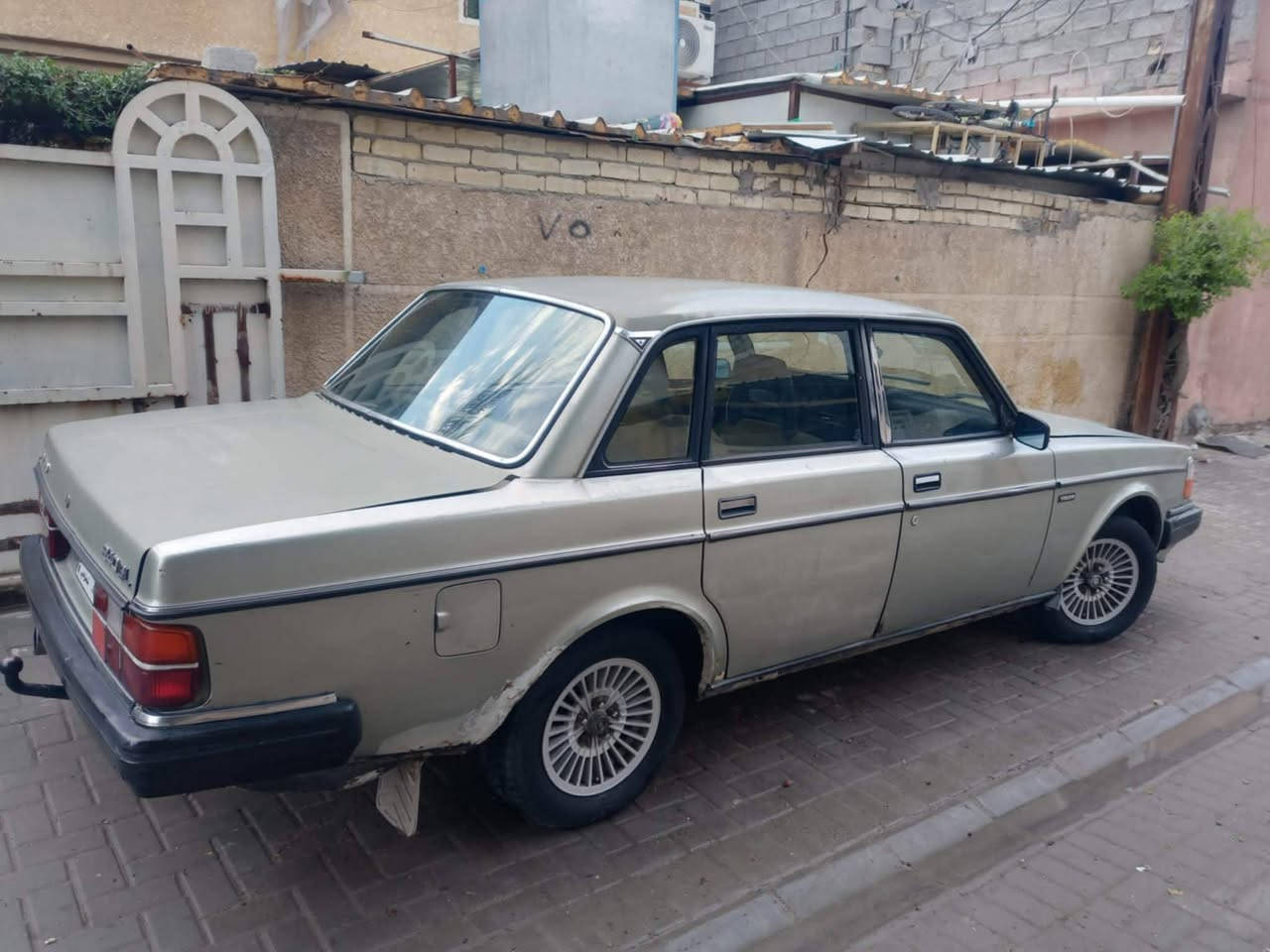 فولفو 240 موديل 1984
رقم بغداد مشروع وطني

المكان بغداد البياع 
السعر 40

***********

