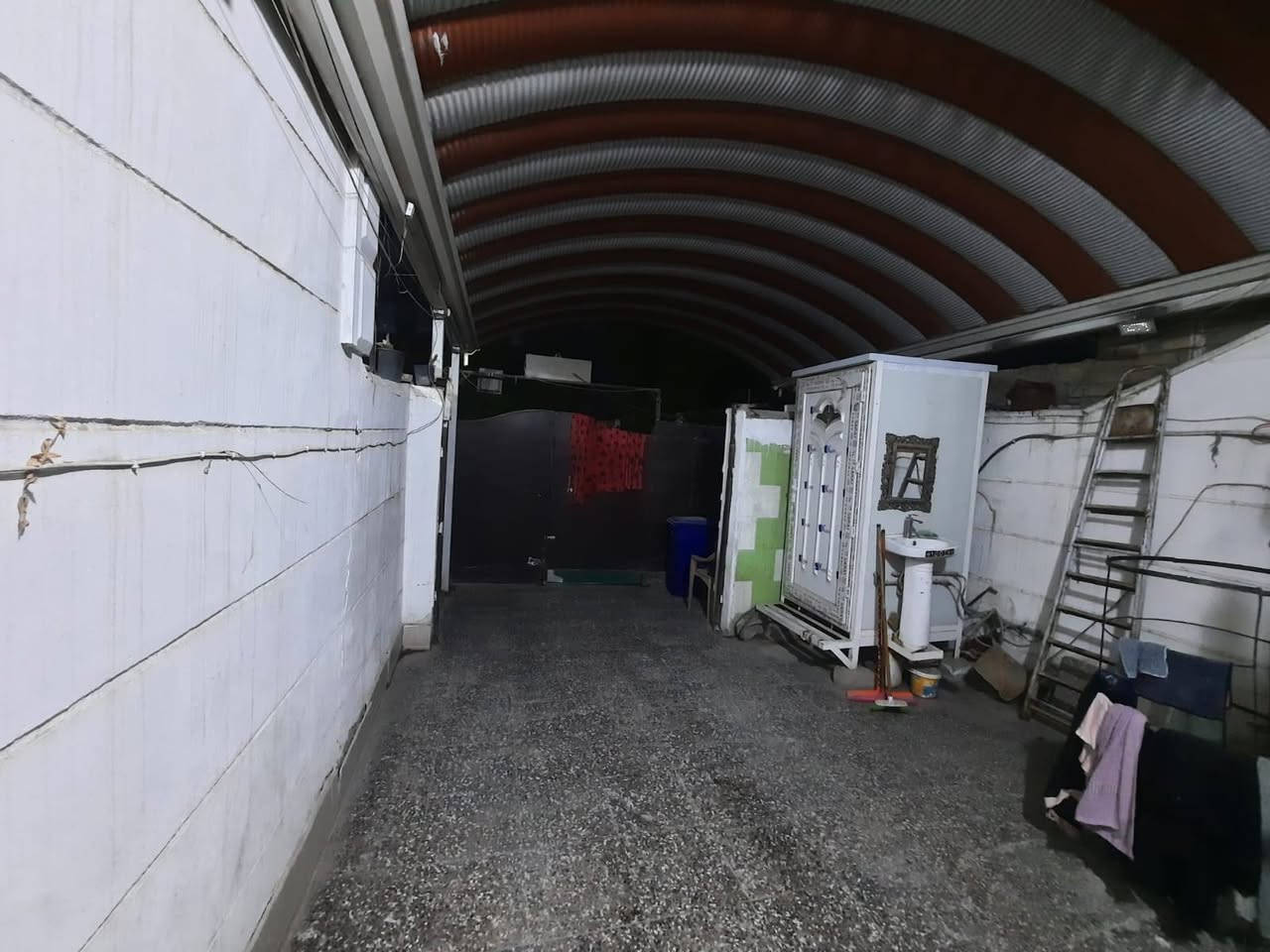 بيت مساحة 100متر. طابو صرف واجهه 5. نزال 20 . الشعب قرب سوق 4000 موقع مميز لٱ يوجد جيران امام البيت. امام البيت  مدرسة  ..... مدخلين
يتكون م̷ـــِْن كراج جبير.واستقبال وحولي وصحيات بره وجوه ومنور وغرفة اخيرة وفوگ غرفتين م̷ـــِْن ضمنهن غرفة سويت. وسطحين ومخزن ‏  للاستفسار الاتصال او المراسلة ع الواتساب ‪ ***********‬‏
