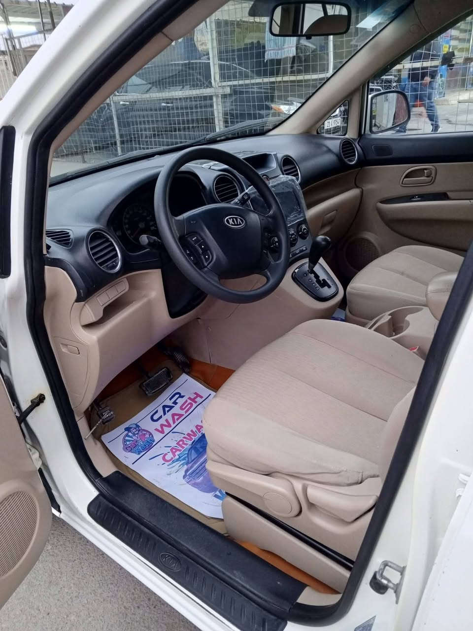 السلام عليكم 
كيا كارنز للبيع موديل 13 
رقم بغداد دولي السيارة بسمي
بيها صبغ ربع الجاملغ الامامي
ونص قبق الجنطة وطخة بسيطة جاملغ خلفي 
اثر شخوط بدون دواخل 
 فول مواصفات 
محرك 2000 دوش 
سلايت تبريد قطعتين ثلج
تحكم جهتين
7 راكب شاشة وكامره 
صدر خلفي وامامي جديد 
السعر 128
للاستفسار اتصل ***********  بغداد
