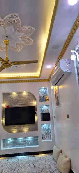 دار للبيع مساحه ١٠٠متر حي التحدي
اساس كونكريت بناء حديث طابوگ سقف كونكريت يتكون من ،
 استقبال 5.5 ×3 
مطبخ 5× 3.5 
صالة 4×4
غرفة 
منور 
ارضية بوسلين 
سقوف جبسن بورد كل البيت وانارة مخفيه 
السعر ٦٠ مليون مع المجال البسيط 
للاستفسار اكثر الاتصال على الرقم او راسل واتساب ***********
