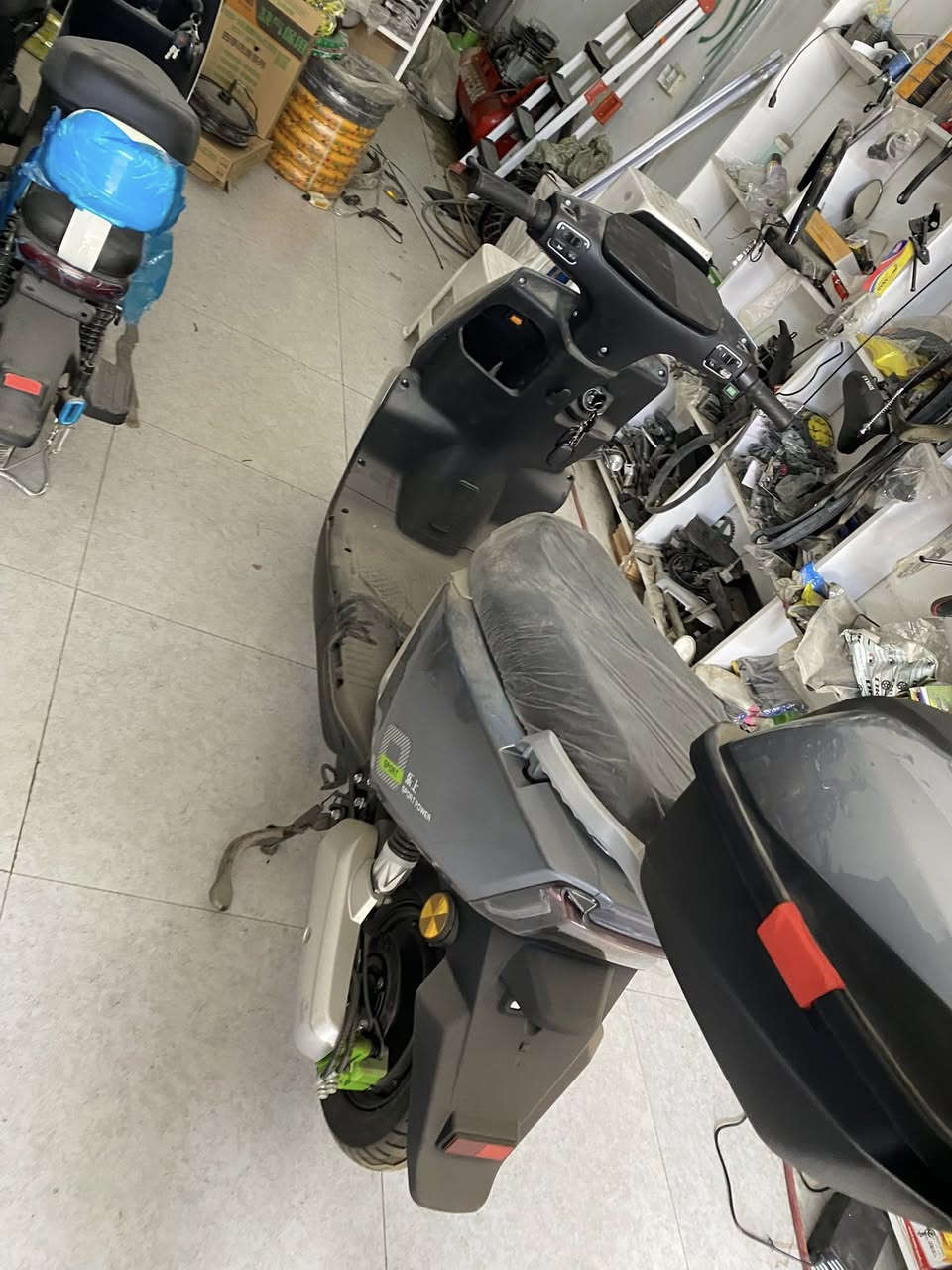 ماتۆڕ شەحن بۆ فرۆشتن🔌🔋
پێیان دەڵێن ماتۆڕی دلیڤەری:
مواسەفات:
کوشن گەورە، دەبڵ سندوق، سندوق گەورە ،برێکP ، و برێک کارەبای  ، 6پاتری گەورە، فول لایت، هۆڕن ، ئیشارەت ،حاسە، ئیدەستی خۆمە، هیچ شتێکی نەگۆڕاوە کامل بیلادیە،
ولەکاتێک یەکێک بیەوێ بیدزێ تایەی قوفڵ دەبێت و سەوتی ئاگادار کردنەوەی لێبەرز دەبێتەوە🛡️،فول سکویریتی⚔️،دەبڵ جەگ، هەردووک ویل دیسک، ABS , تایە پان ،ئیشارەت پێشو پاش، ئیشارەت و چواری کاتم،گڵۆپی برێک ،چواری، لایت گەورە🔦💡  ، فیز ، گرینگترینیان ئەقڵ دفن واتا تەڕنابێ⛱️ دژەسوتانە (لەیەک ماتۆڕی ترانیە)، تاقم وایەر دفن ،گڵۆپی ئیستاپ، هەموو شتی بێ موشکیلەیە بەشەرت ،وگڵۆپ لیدبۆجوانی ،دەرحی شاشە،شوێن شەحن کردنەوەی مۆبایل ، شوێن مۆبایل، دەسکەکەی کامل بەرگی لێدراوە ،لەف گەورە،، توانای هەڵ گرتنی 250 کیلۆگرامی هەیە، یەک جار شەحن کردنەور 80 کیلۆمەتر دەڕوا بەحیساب ، شەحن کەرەوەکەی بیلادیەو ئین ڤێتەرە🧊، بۆتەمەنی ٧ ساڵ بەسەرەوە دەبێ ، لێخوڕی نی زۆر ئاسانە ، دەتوانی دونەفەر هەڵگری ، بێمەسروفن ، لە بازاڕ بۆی مەگەڕێ ،کامل لایلۆنی لێدراوە بۆوەی شوخت نەگرێ ، نوێ نوێیە لەگەڵ تازە فەڕقی نیە  دووحەفتەیە کڕاوە تەنها 90 کیلۆمەتر ڕۆشتوە، شەحن و کامل شتی خۆی لەگەڵایە ، ئیتر فول فول مواسەفاتە بەس ماشااللە دەوێت 🏍️، شتەکە تیجاری نیەو تایبەت دروسکراوە، 50 ی سەیارە دەڕوا🛫 ، چوار گێڕە🥇،بڕخوی لێبانردراوە 🪛، 

ئەگەر موشتەری ئەدکە و لەکۆمێنت بنوسە (وەرەچات)📩💾

پاتری 2026 لەسەرە کەکڕیومە بەسفری یەکسەر پاتری 2026 م خستۆتەسەر هەر بیلادی ئیخۆی 
مۆدێل:2025
ناونیشان: ڕەنیە/ حاجیاوا📍
نرخ : حەوسەت پەنجا دۆلاری پێدراوە , بە 675$ مەحامەلە.
لەخزمەتان دام❤️


**إذا كنت صاحب هذا الإعلان وتريد حذفه لأي سبب، رجاءا أرسل رسالة إلى الدعم الفني**