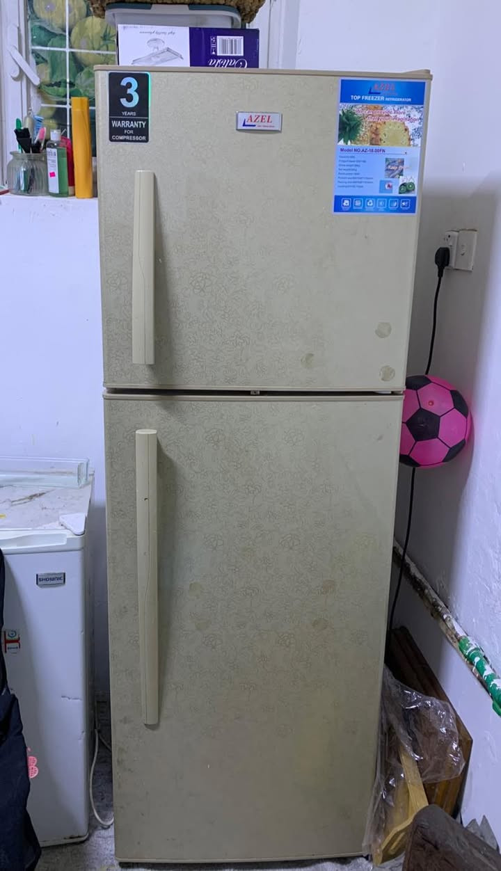 سلام عليكم 
ثلاجه للبيع نضيفه 
الطول متر ونص 
العرض نص متره
سعر خاص
او واتساب ***********
