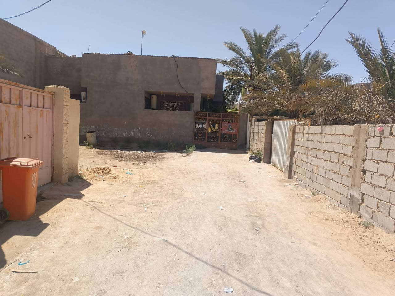 بسم الله الرحمن الرحيم
السلام عليكم بيت للبيع كربلاء الحر منطقة الرشديه مساحه264م يحتوي على غرفتين واستقبال وهول حمام تواليت خارجي داخلي البيت سند 25 إقرار محكمه باسمي 
للاستفسار ***********
