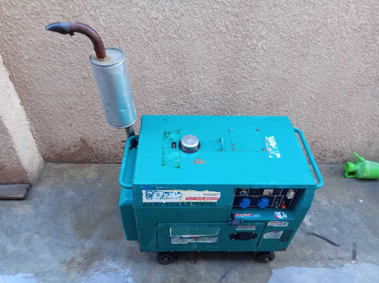 السلام عليكم للبيع مولده كامه كاتم مستعمله شي قليل جانت تشتقل بس انتركت شهر بس عايزه باتري قطعه نضيفه اخو الجديد وسعره مناسب السعر 600 وبيه مجال الرقم للتواصل واتساب ***********
