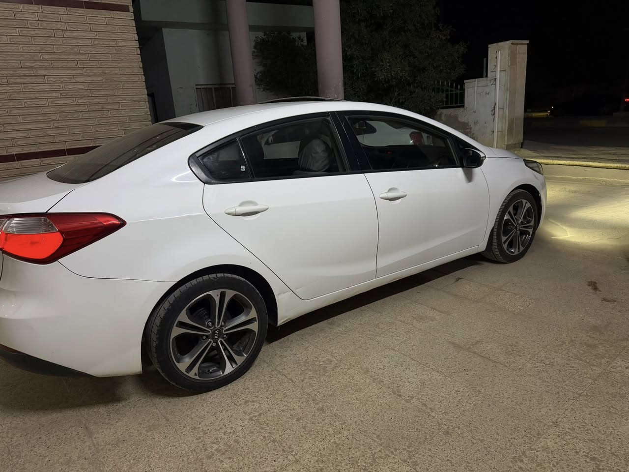 سلام عليكم 
سيراتو 2014 رقم سليمانيه جديد سنويه لل28
مكينه ممفتوحه كير بحالة وكاله 
ماشيه 213الف 
سياره فتحه 
اشاره بل مرايه 
ويل كروم 
صالنصه حفر 
تبريد قطعتين 
سياره جاهزه من كلشي مذب عليها الف 
بارد فقط بدون تبدل او صبغ 
سونار مرفق 
للاستفسار ‭
***********
مكانها ديوانيه
