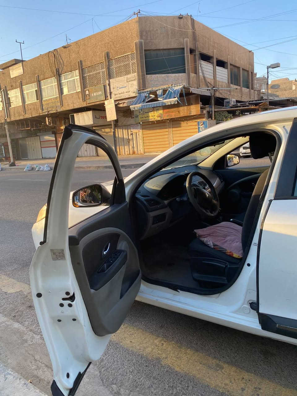 السلام عليكم رينو موديل 12رقم بغداد باسمي انكليزي وهزه جديده بيهه باب صبغ فقط تحتاج ترتيب قليل كلش تبريد بي ليك كيرمكينه صدرتخم تايركلهن شرط الفحص تحويل ثاني يوم السعر60وبيهه مجال قليل مكانهه شارع فلسطين للتواصل ***********بيع نقد فقط
