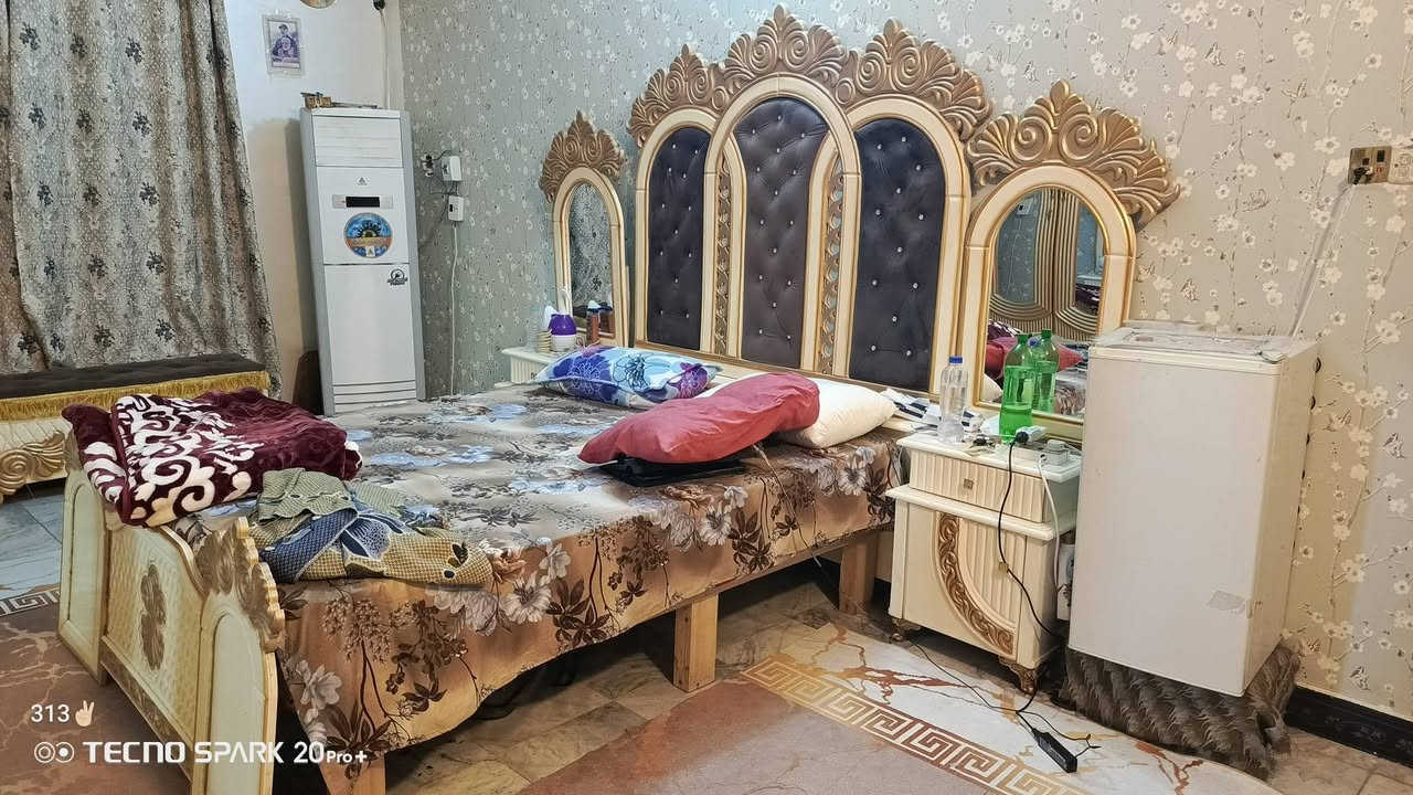 السلام عليكم /اللهم صل على محمد وال محمد /
غرفة للبيع شغل عراقي عراقي  قوي بتصميم تركي  نظافة 95٪ 

كنتور 6 بيبان + زاوية نفس تصميم الكنتور + ميز تواليت
+جزامه عاليه +جرباية كاملة مع التاج وكل ملحقاتها 

الغرفة مرتبه ونظيفة وجديدة بعدها وخشبها قوي 

بس الزاوية تحتاج الها جامه ويدات باب  موضح بالصور 

السعر 1,350,000 مليون وثلثميه وخمسين وبيها مجال 
السرير طبي ينباع مع الغرفة .

العنوان / الناصرية حي اور 
الرقم / ***********
