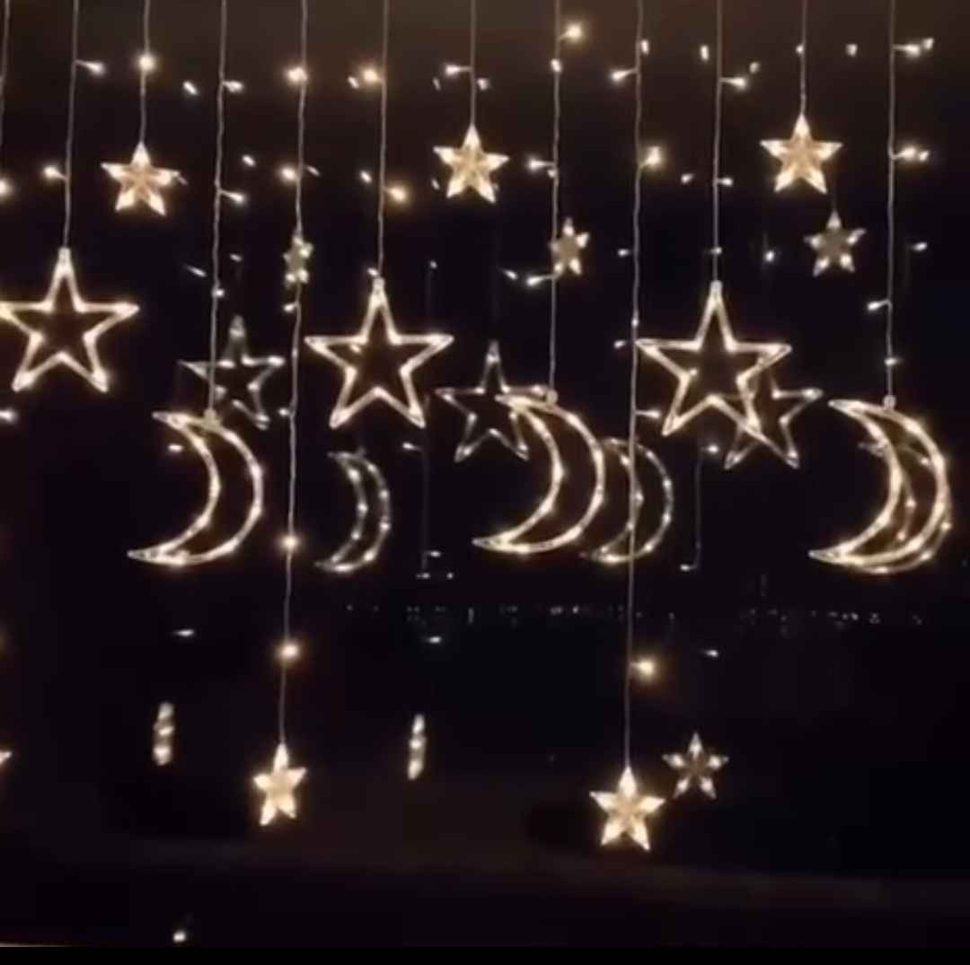 يا هلا بيكم! رمضان هلّ علينا، وماكو أحلى من إنّو نجهّز البيت ونخلي كل ركن بي يحجي "رمضان كريم". جبنالك زينة. إضاءة دافئة (Warm): لونها مريح للعين، ينطي طمأنينة وهدوء للغرفة، ومثالي لأوقات السحور والفطور.
تصميم يجنن: نجوم وهلّالات بأحجام مختلفة تنزل مثل الستارة، ترهب على الحايط، على الشباك، أو حتى فوغ القنفة.
سهلة التركيب: بس علّقها وشغلها، وشوف شلون البيت يتغير ١٨٠ درجة وتدخل بي فرحة العيد.
جودة ممتازة: الوايرات متينة والكلوبات عمرها طويل، تبقى وياك سنين مو بس هالسنة.لأنّ رمضان شهر الخير، سوينالكم عرض خاص!
💰 السعر: 16,000 التواصل. *********** بغداد, العراق
