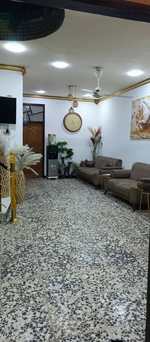 سلام عليكم بيت في حي المهندسين مساحه مالته(150)يحتوى على غرفتين نوم و ستقبال و هول السعر خاص رقم)***********)وتساب بي
