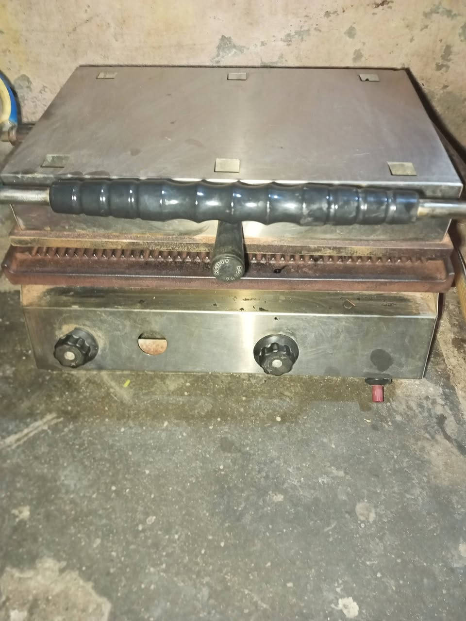 السلام عليكم متاح كابسه صاج الوزن الثقيل نقصها بس صونده ع الفحص شغاله سعرها 45 مكاني  بالحسينيه الراشديه رقمي ‏‪***********‬‏
