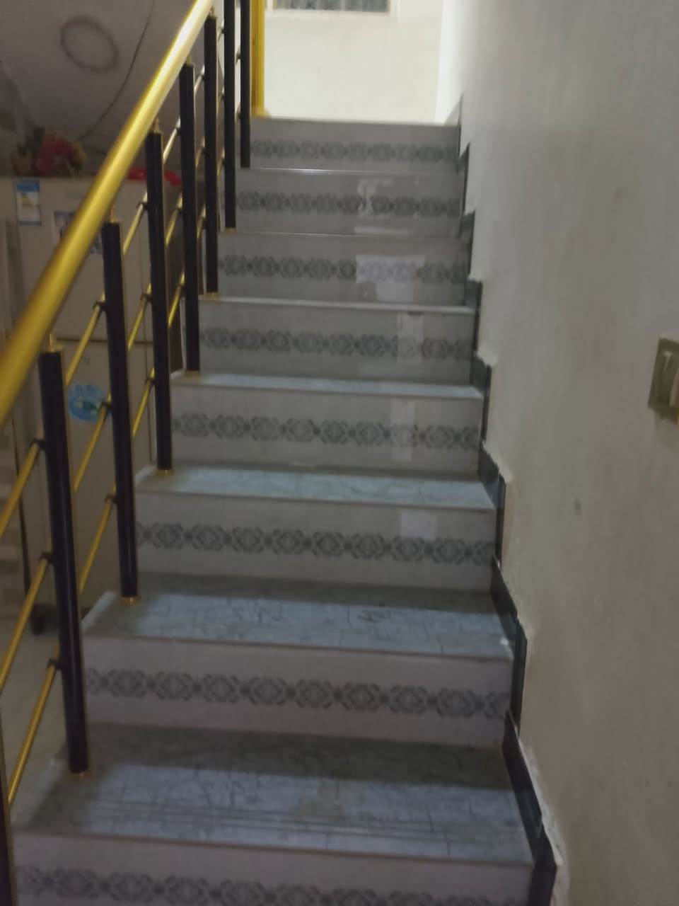 البيت للبيع طابو صرف 100 متر مربع 10في 10 طابقين حي الجامعه بناء 2023 4 غرف نوم استقبال مطبخ صاله عدد 2 صحيات داخل وخارج مطلوب اسكان سعر على واتساب فقط ***********
