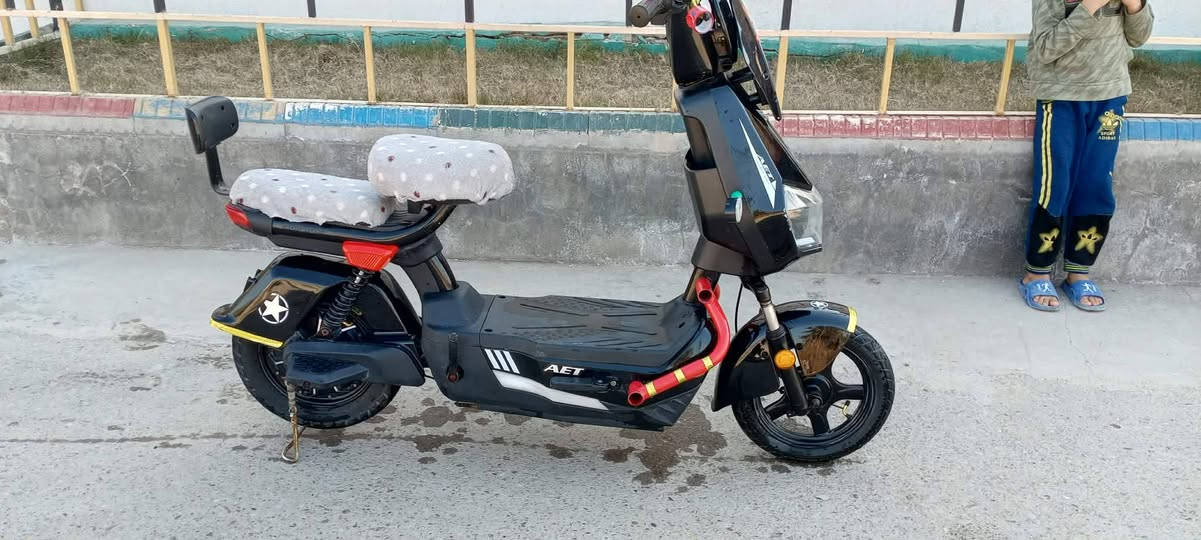 دراجه جديده جدا النظافة 98 نتركت فتره بطارياته كعدن التصال ***********
