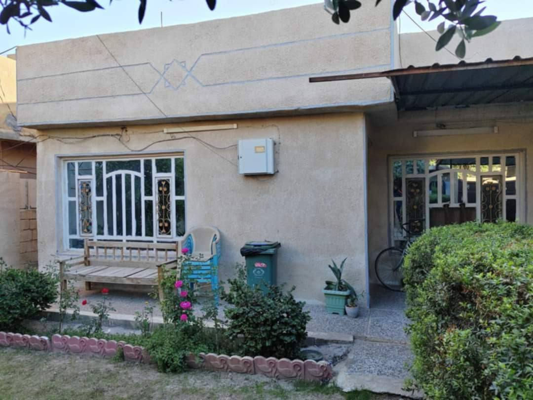 السلام عليكم دار للبيع بغداد المحموديه حي العسكري قريب عل شارع ٤٠ قرب انشائيه على كرعاوي طابق واحد نظيف غرفتين نوم وهول وستقبال ومطبخ حار بادر ومخزن كبير جدا فوك المساحه ٣٠٩ متر طابو صرف 
هاتف *********** 

السلام عليكم دار للبيع بغداد المحموديه حي العسكري قريب عل شارع ٤٠ قرب انشائيه على كرعاوي طابق واحد نظيف غرفتين نوم وهول وستقبال ومطبخ حار بادر ومخزن كبير جدا فوك المساحه ٣٠٩ متر طابو صرف السعر ١٥٥
