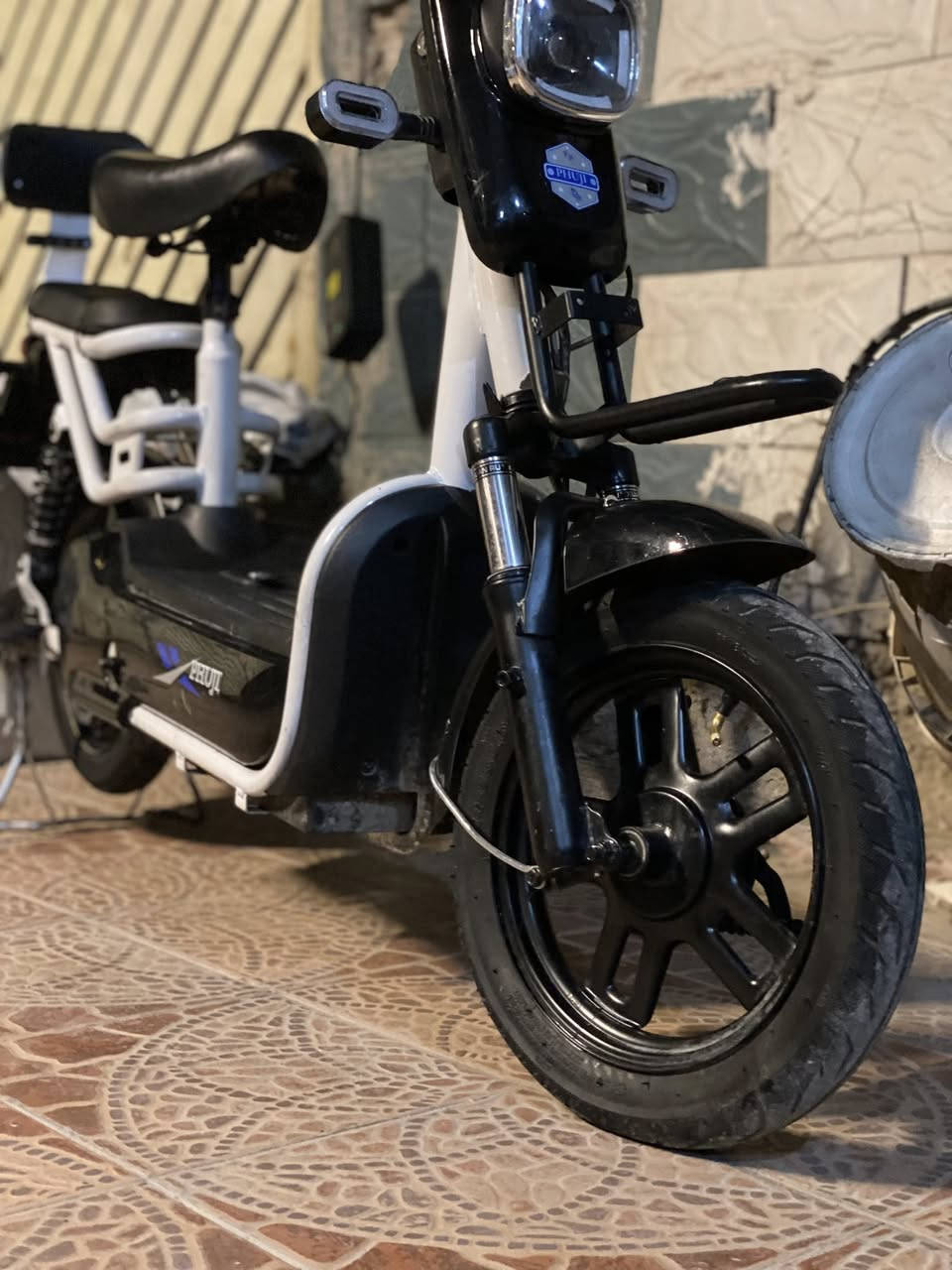 السلام عليكم ورحمه الله وبركاته
دراجه شحن حجم١٤
تشغيل كارت 
بصمه 
سويج
قفل تاير خلفي
مثبت سرعه
اربع نمر الدراجه
لايت زينون 
لد نهاري
بك لايت
اشاره يمين يسار
هورن 
وياها رقم هديه 
وشاحنه والمريات وبايدرات هم 
مكاني بغداد
شارع فلسطين للااستفسار
***********فقط واتساب
