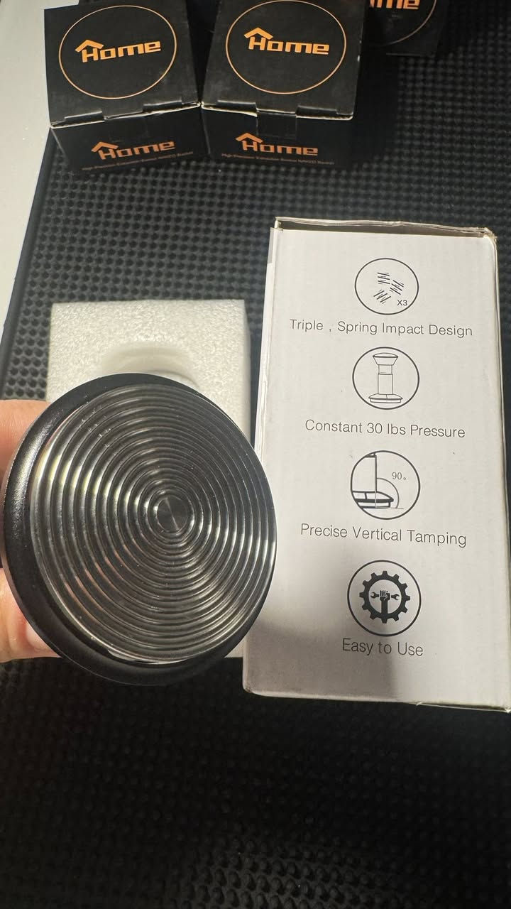 السلام عليكم
تامبر ضغط ثابت  قياس 51 / 58

تصميم بضغط ثابت: يوفر ضغطاً يبلغ 30 رطلاً (13.6 كجم) لضمان استخلاص متساوٍ للقهوة.
ثلاثة زنبركات: يحتوي على تصميم ثلاثي الزنبرك لضمان توزيع الضغط بالتساوي.
كبس عمودي دقيق: يساعد على تحقيق زاوية 90 درجة عمودية دقيقة لتحسين جودة القهوة.
سهل الاستخدام: مصمم لتوفير راحة وسهولة أثناء عملية الكبس.
السعر 35 الف 
يوجد توصيل 
التواصل خاص


**إذا كنت صاحب هذا الإعلان وتريد حذفه لأي سبب، رجاءا أرسل رسالة إلى الدعم الفني**