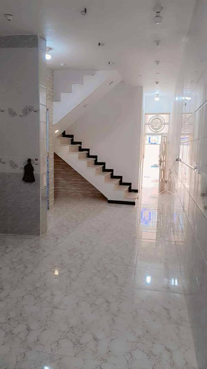 مشتمل للبيع مساحه ١٠٠ م شارع رئيسي مو فرع  خدمات كامله بناء حديث سنه ٢٠٢٣العنوان بزين القوس خلف مجمع الشهيده اسراء والسعر مناسب لا محجوز ولا مرهون الشراي يتصل***********
