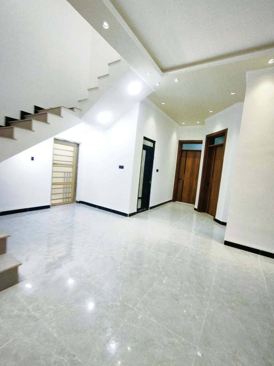 فرصة استثمارية وسكنية مميزة في الديوانية! 🏠✨
​يعلن مكتب دبي للعقار والمقاولات العامة عن توفر دار سكنية للبيع بمواصفات بناء حديثة (مودرن) وتصميم متكامل في موقع استراتيجي.
​📍 الموقع:
الديوانية، منطقة حولي الخصيمة، داخل مجمع حيدر ابن حجي هندي.
​📏 تفاصيل العقار:
​المساحة: 240 متر مربع.
​الأبعاد: واجهة 10م × نزال 24م.
​نوع السند: طابو زراعي (سند 25) مع تحويل مباشر باسم المشتري.
​💎 مواصفات البناء (درجة أولى):
​التصميم: بناء مودرن حديث.
​المرافق: غرفتي نوم، صالة، مطبخ، استقبال، صحيات داخلية، صحيات خارجية، طارمة كبيرة، وكراج.
​الجودة الإنشائية: أساس وسقف كونكريت مسلح.
​الإضافات الذكية: شبكة تقطير للسبالت، منظومة كاميرات مراقبة (سكيورتي) بنظام عالٍ.
​📢 لمعرفة السعر، يرجى كتابة رقم (3) في التعليقات.
​للمزيد من التفاصيل أو المعاينة، يرجى زيارتنا في مقرنا:
📍 العنوان: الديوانية، سايدين الجمهوري، مقابل مدرسة القدس للبنات.
📞 للاتصال والاستفسار:
​***********
​***********
​مكتب دبي للعقار والمقاولات العامة – ثقتكم أساس نجاحنا.
